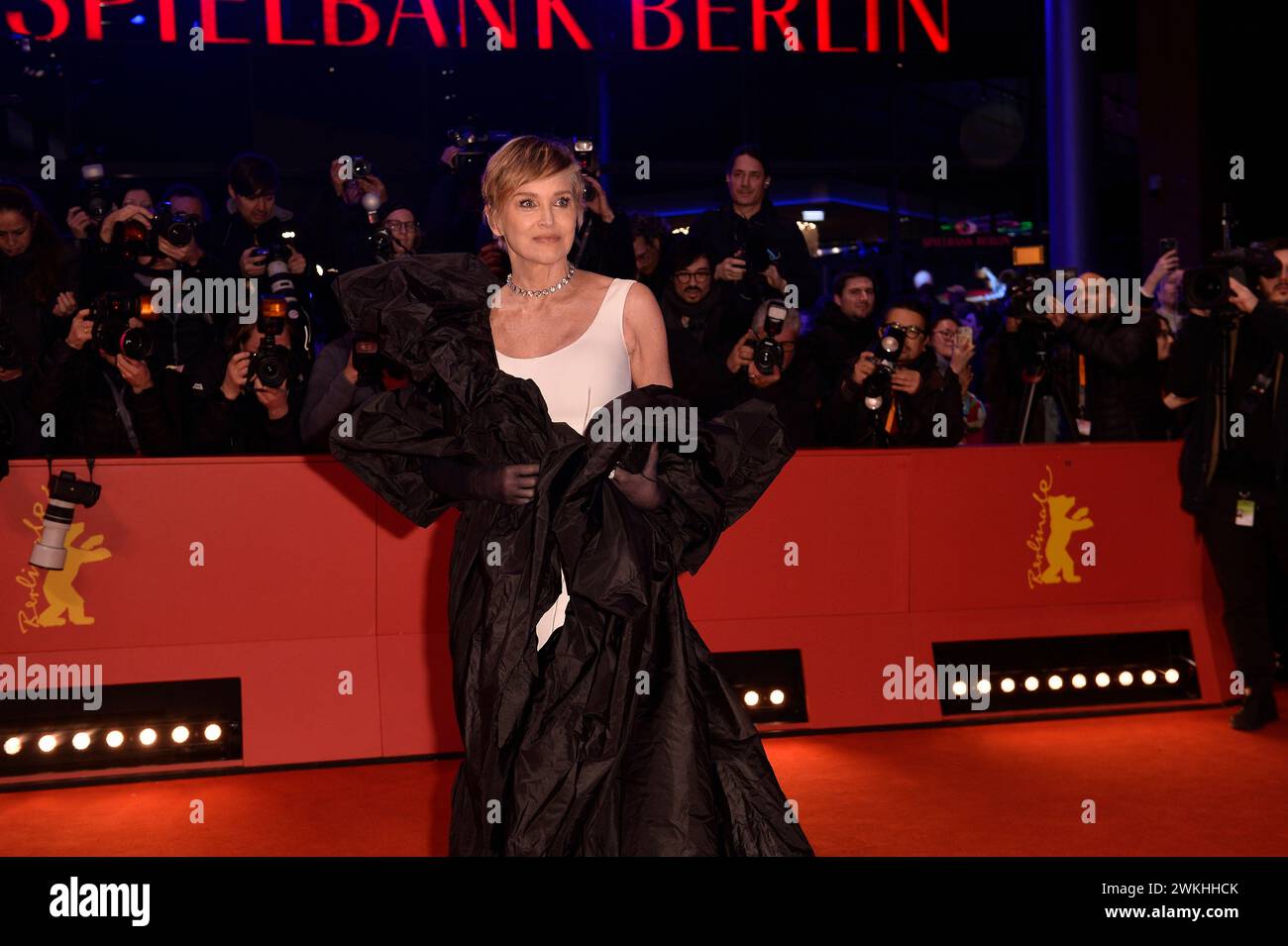 Sharon Stone bei der Ankunft zu der Verleihung des Goldenen Ehrenbären bei den 74. Internationalen Filmfestspielen a Berlino 20.02.2024 *** Sharon Stone arriva alla cerimonia d'onore dell'Orso d'Oro al 74° Festival Internazionale del Cinema di Berlino 20 02 2024 Foto Stock