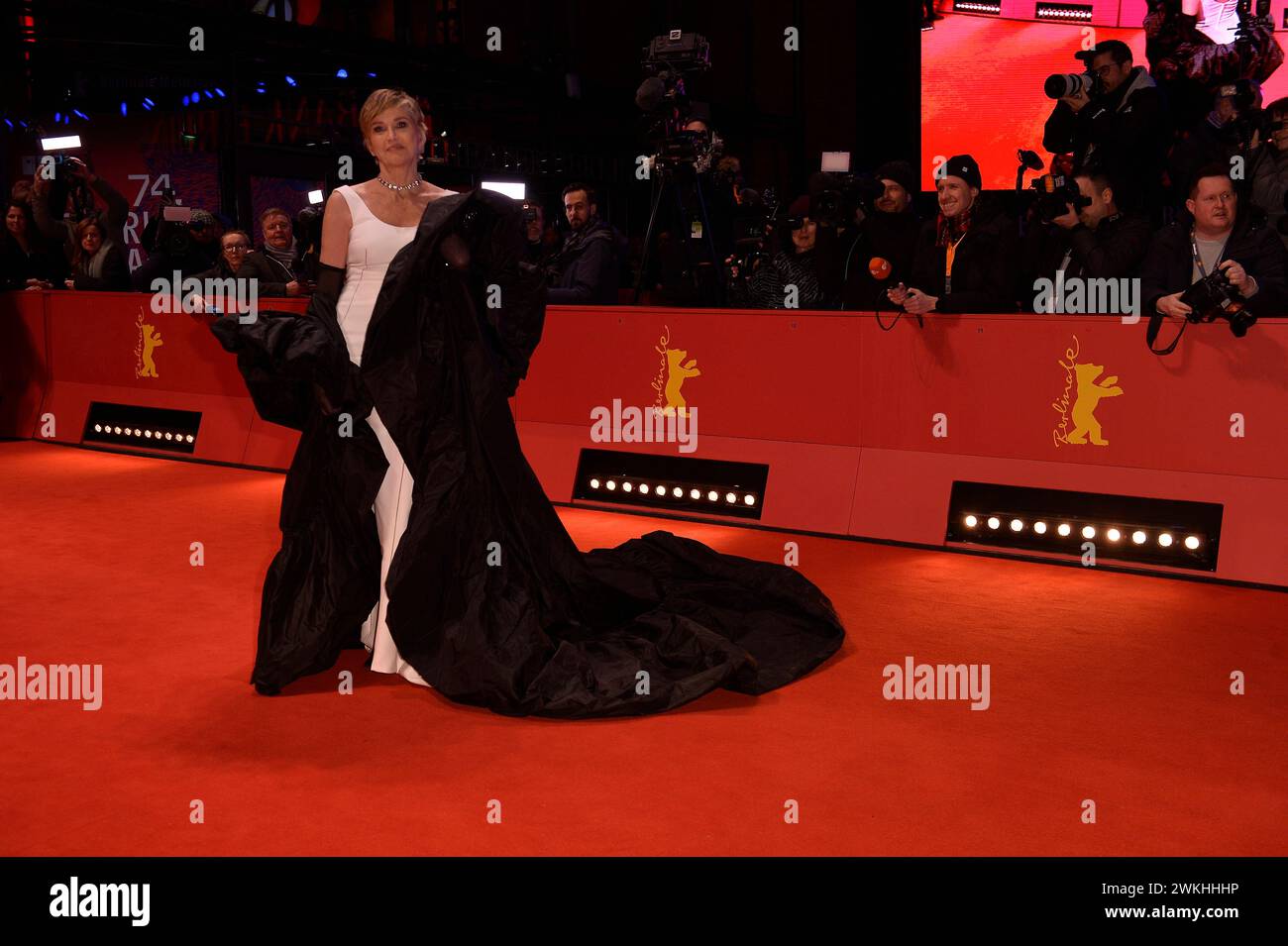 Sharon Stone bei der Ankunft zu der Verleihung des Goldenen Ehrenbären bei den 74. Internationalen Filmfestspielen a Berlino 20.02.2024 *** Sharon Stone arriva alla cerimonia d'onore dell'Orso d'Oro al 74° Festival Internazionale del Cinema di Berlino 20 02 2024 Foto Stock