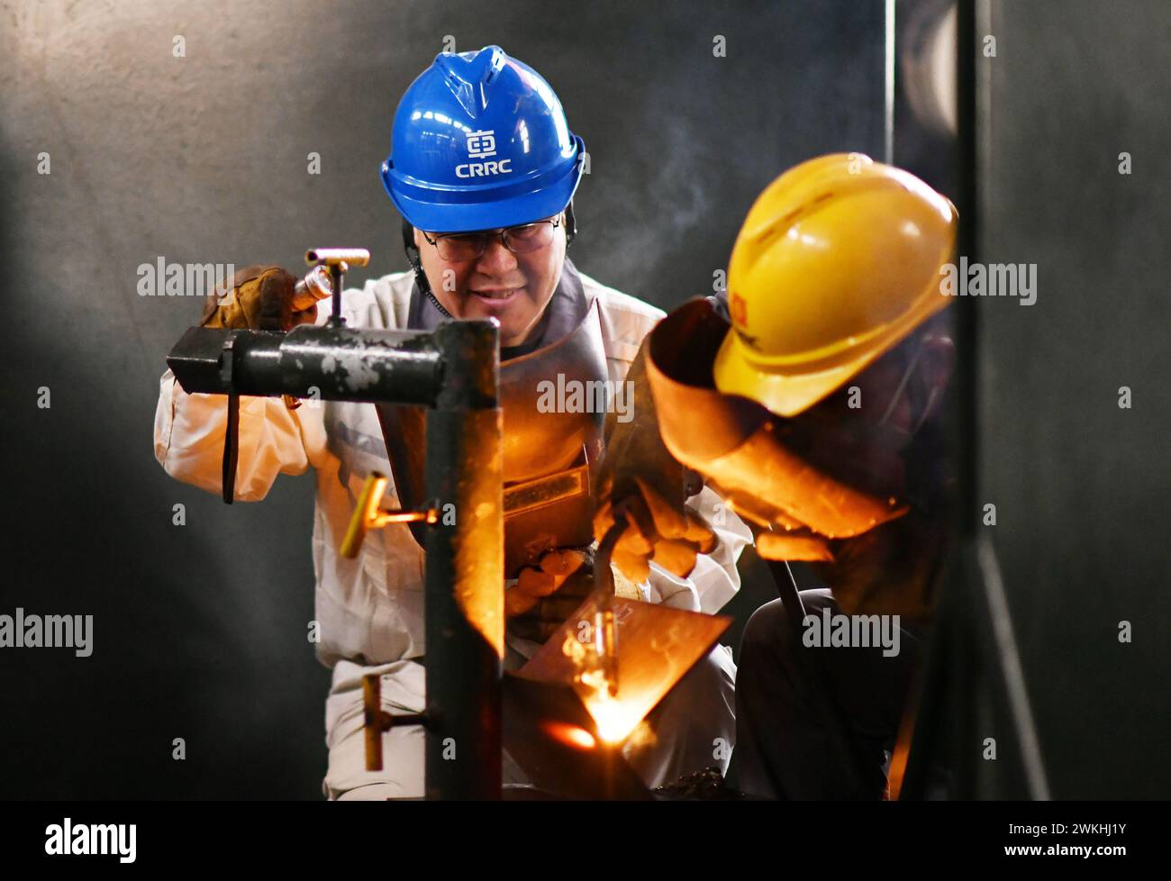 (240221) -- HARBIN, 21 febbraio 2024 (Xinhua) -- Wang hai (L) istruisce un apprendista sulla saldatura presso una base di formazione di CRRC Qiqihar Co., Ltd. Nella provincia di Heilongjiang della Cina nord-orientale, 4 febbraio 2024. Wang hai, un deputato del National People's Congress, è un tecnico di saldatura senior e ingegnere senior di CRRC Qiqihar Co., Ltd Vincitore dei titoli di "lavoratore modello nazionale" e "esperto tecnico nazionale", Wang ha contribuito con 16 brevetti sui modelli di utilità e 108 innovazioni tecnologiche alla sua azienda negli ultimi tre decenni. Nel 2023, Wang fu eletto deputato al XIV P Nazionale Foto Stock