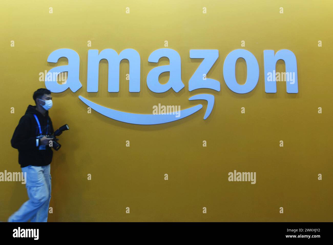 HANGZHOU, CINA - 23 NOVEMBRE 2023 - la foto scattata il 23 novembre 2023 mostra il logo Amazon in una mostra a Hangzhou, nella provincia dello Zhejiang della Cina orientale. Foto Stock