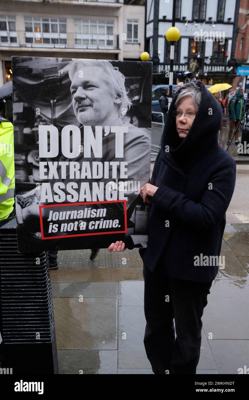 Londra, Regno Unito. 21 febbraio 2024. Raduno per Julian Assange al di fuori della Royal Courts of Justice di Londra nelle date finali per appellarsi all'estradizione dal Regno Unito agli Stati Uniti. Crediti: Joao Daniel Pereira/Alamy Live News Foto Stock