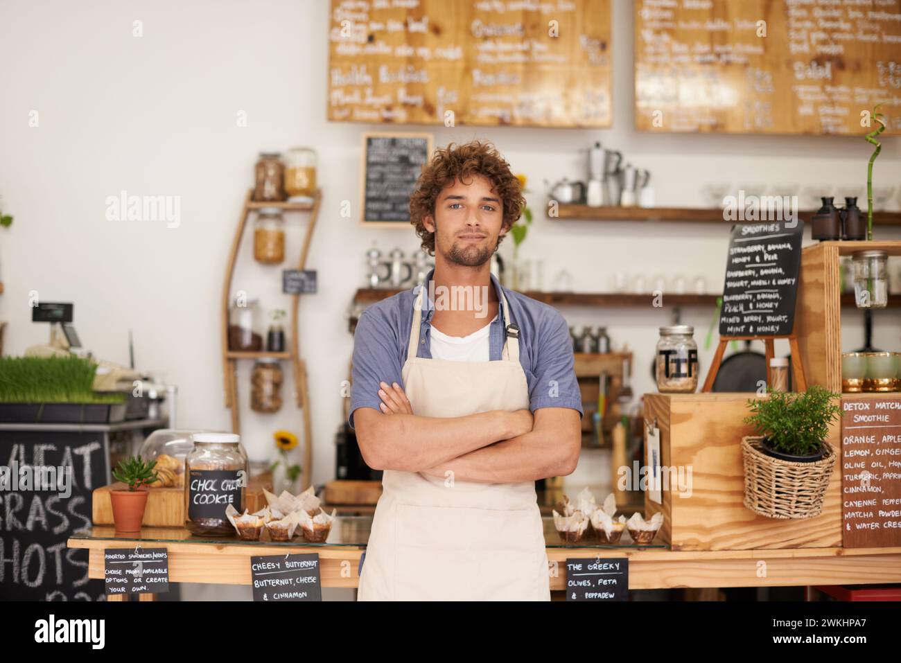 Ritratto, benvenuto e uomo con fiducia nel caffè per il servizio con il felice proprietario di una piccola impresa. Caffetteria locale, ristorante o bistrot manager con Foto Stock
