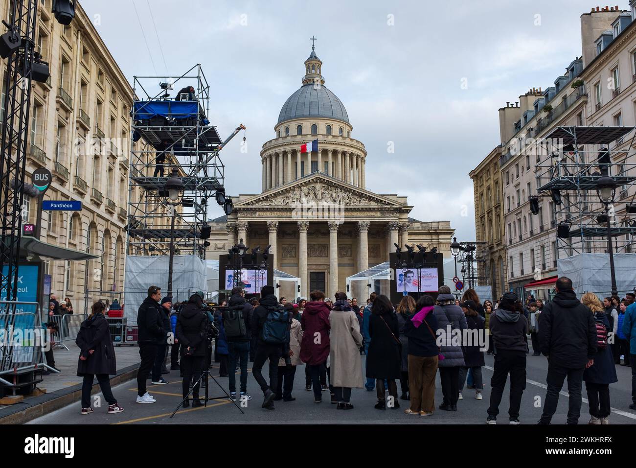 Parigi, Francia. 20 febbraio 2024. Preparativi per la "panteonizzazione" di Missak Manouchian, poeta armeno e combattente della resistenza francese, giustiziato dai nazisti. Un coro di giovani che provano rue Soufflot, di fronte al Pantheon. Credito HLreportage/Alamy Live News Foto Stock