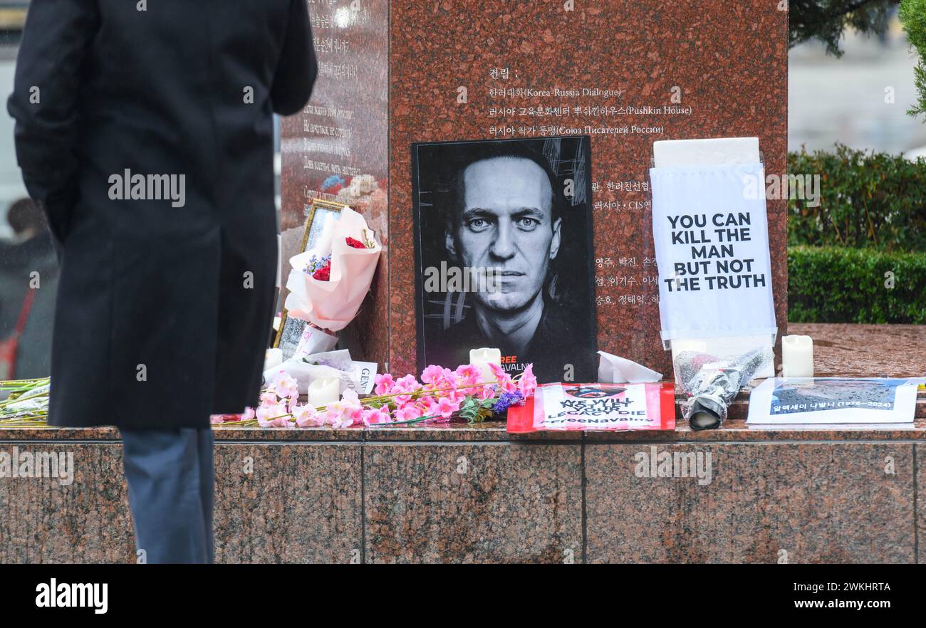Seoul, Corea del Sud. 21 febbraio 2024. Un uomo passa davanti alla Pushkin plaza di Seoul, un luogo commemorativo per il defunto leader dell'opposizione russa Alexei Navalny. Alexei Navalny (4 giugno 1976 – 16 febbraio 2024) è stato un politico, avvocato, attivista anti-corruzione e prigioniero politico russo. Organizzò proteste anti-governative e si candidò a cariche pubbliche per opporsi alla corruzione in Russia e sostenere le riforme contro il presidente Vladimir Putin e il suo governo. (Foto di Kim Jae-Hwan/SOPA Images/Sipa USA) credito: SIPA USA/Alamy Live News Foto Stock
