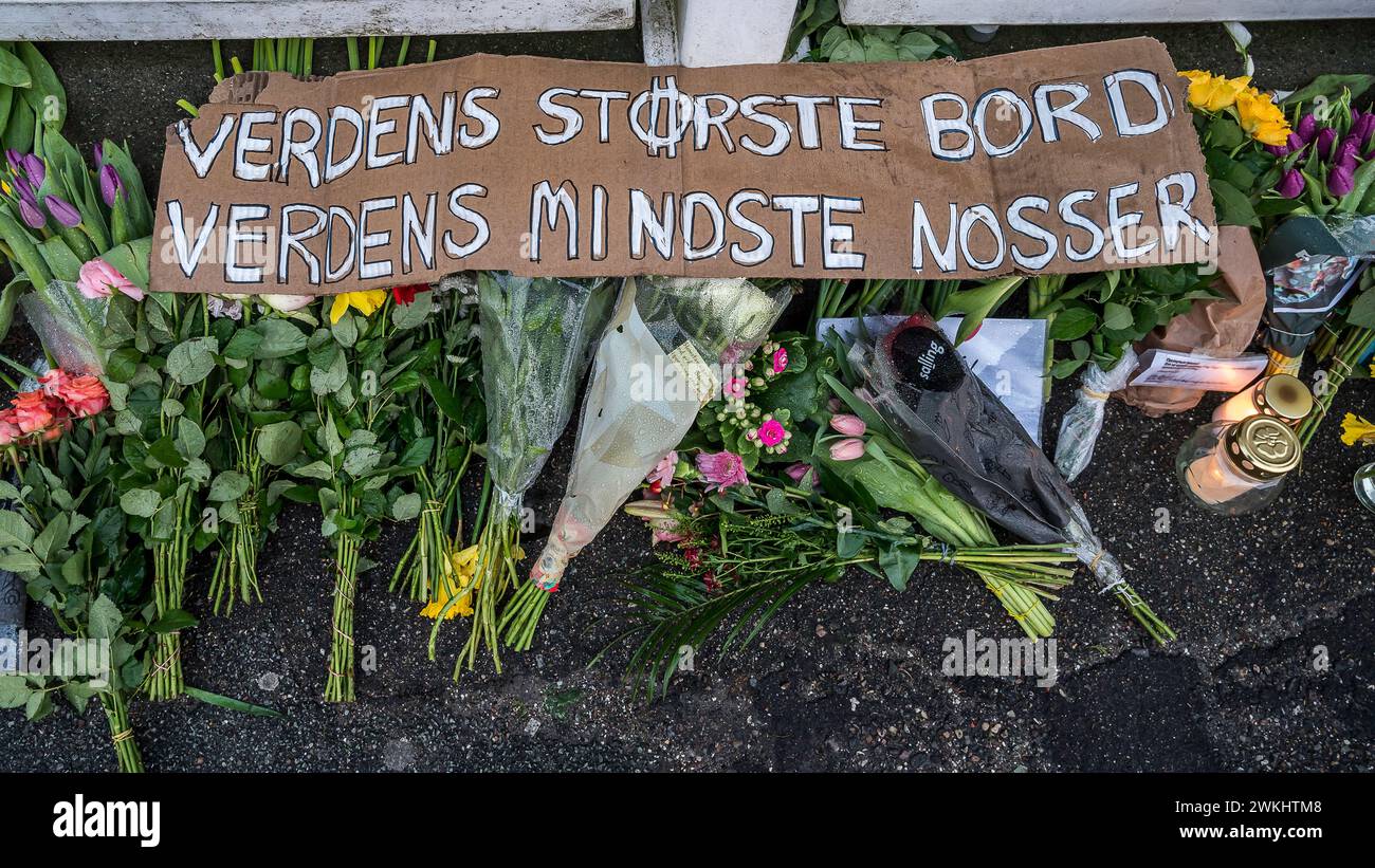 Copenaghen, 21 febbraio 2024 fiori di fronte all'ambasciata russa in memoria di Aleksej Navalnyj Foto Stock