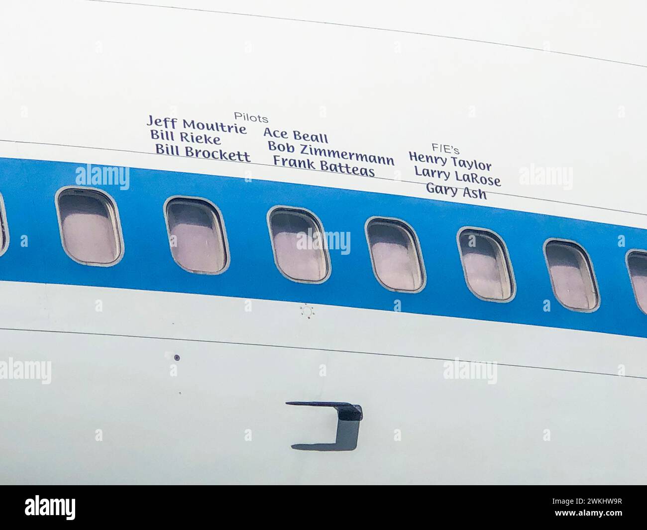 Houston, Stati Uniti d'America - 22 ottobre 2023: Nomi di pilota e ingegnere flieght all'edizione speciale Boeing B747 per trasportare la navetta spaziale in stile piggyback. Foto Stock