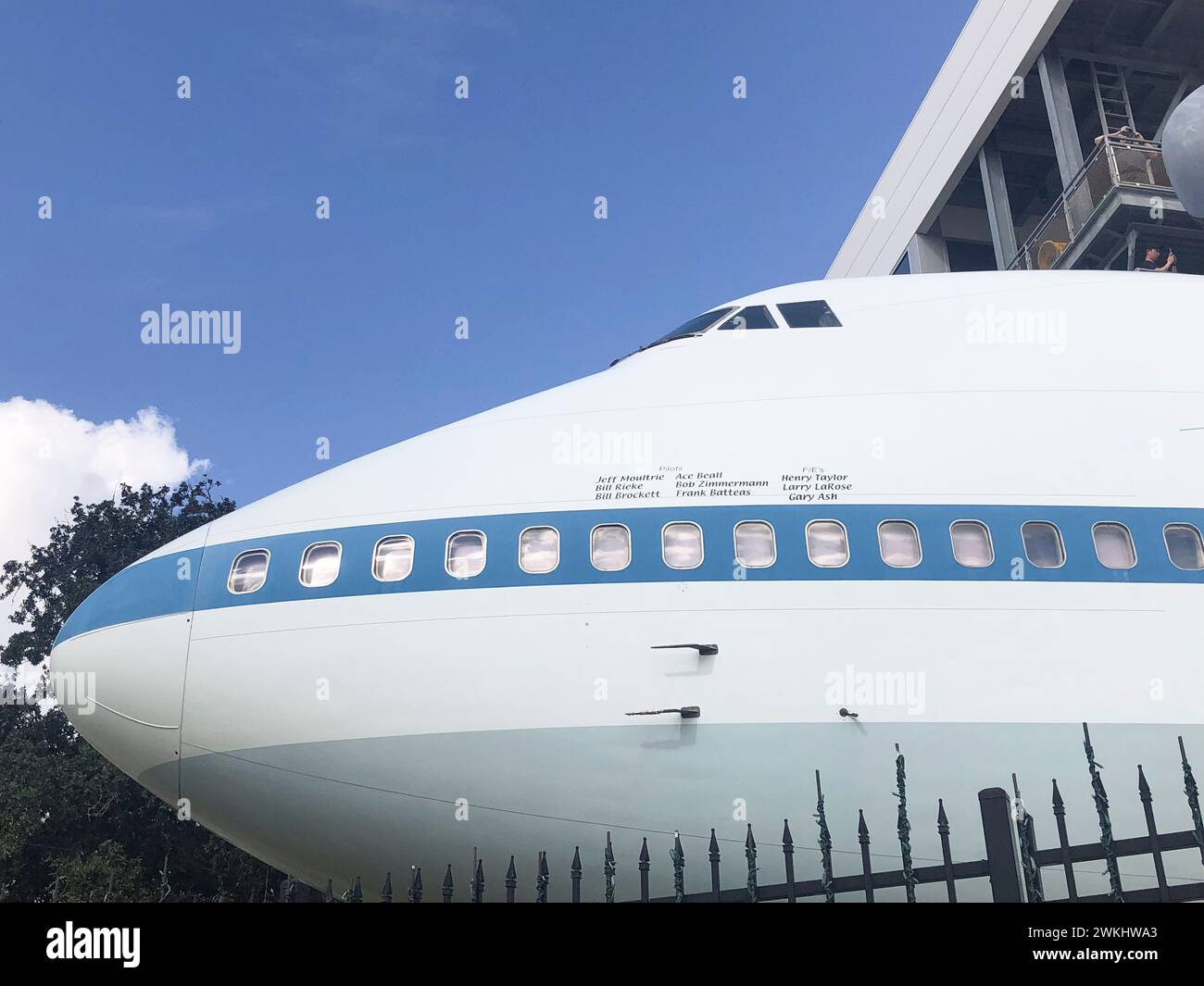 Houston, Stati Uniti d'America - 22 ottobre 2023: Nomi di pilota e ingegnere flieght all'edizione speciale Boeing B747 per trasportare la navetta spaziale in stile piggyback. Foto Stock