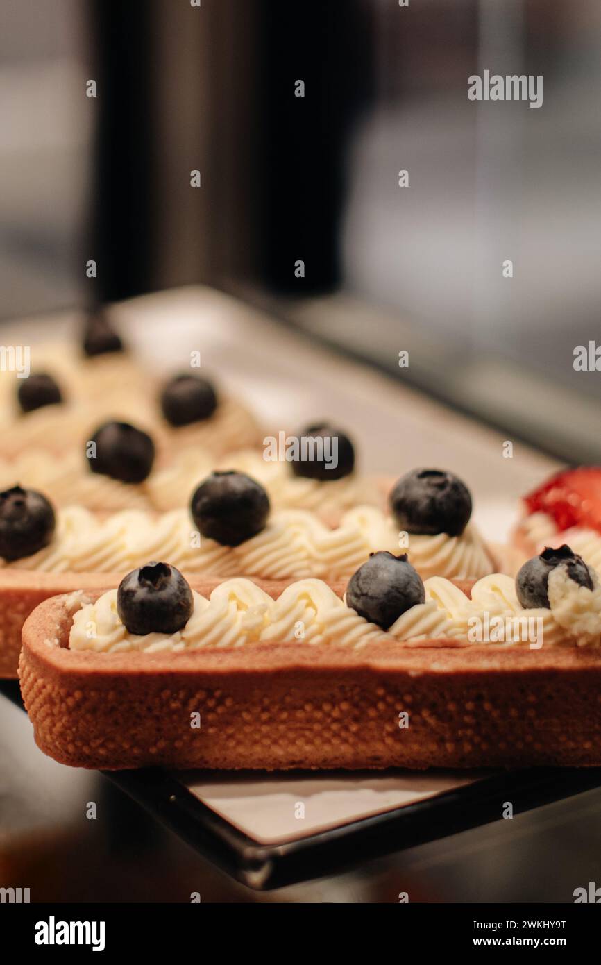 Deliziosa torta dolce con mirtilli freschi e crema al burro Foto Stock