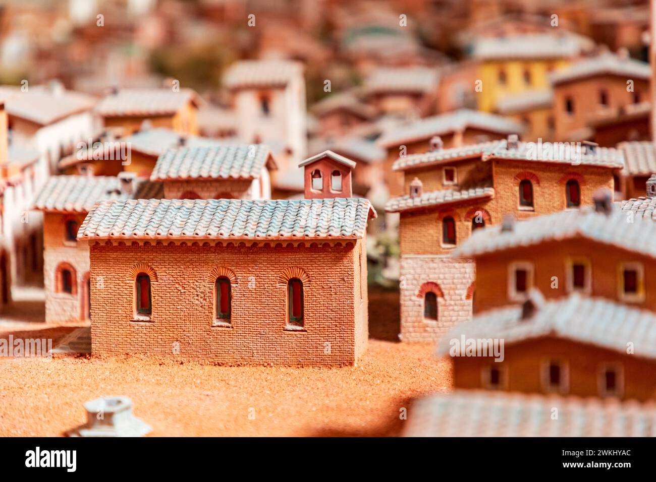 Diorama, case in miniatura di pianta medievale di San Gimignano, Toscana, Italia. Primo piano, foto macro con piccole case, tetti e pareti in mattoni Foto Stock