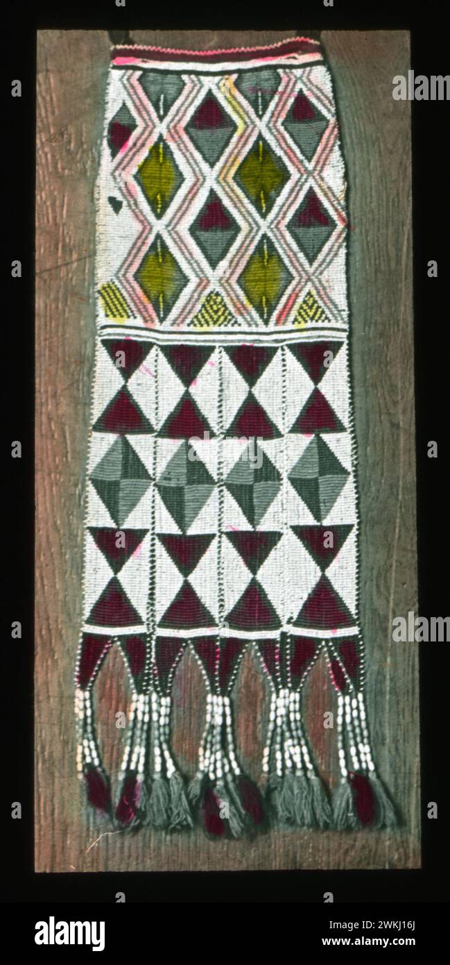 Popolo indigeno del Nord-Ovest Pacifico, circa 1900, fotografia, colore a mano.. Sacca di tabacco comune tra i membri più anziani della First Nation, che erano piuttosto orgogliosi delle loro sacchetti con perline. Gli indiani seccano le foglie di sumach e mescolano il, con il tabacco per fumare. Foto Stock