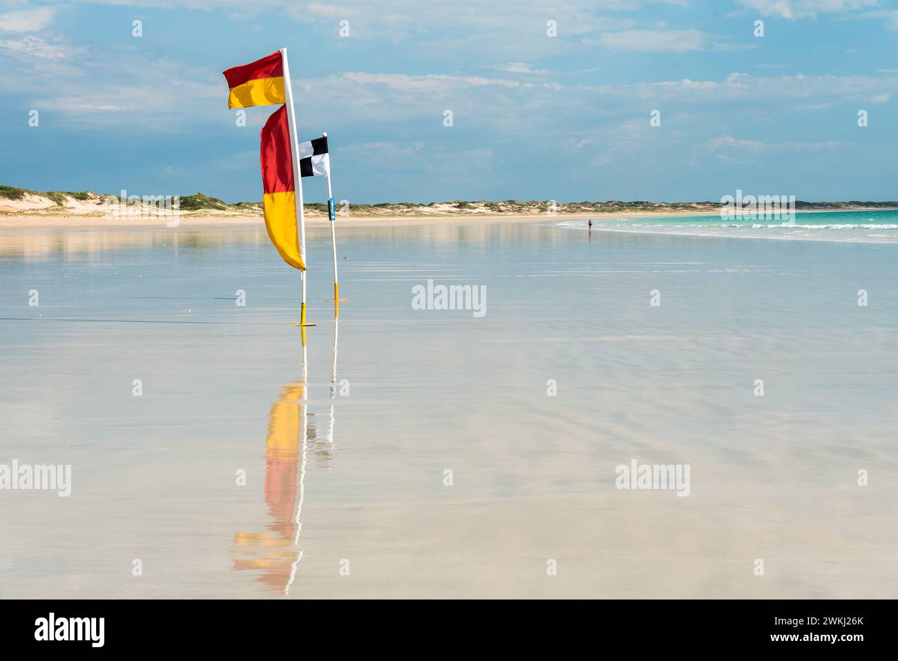 Le bandiere colorate sulla spiaggia di Broome, sulla costa occidentale dell'Australia Foto Stock