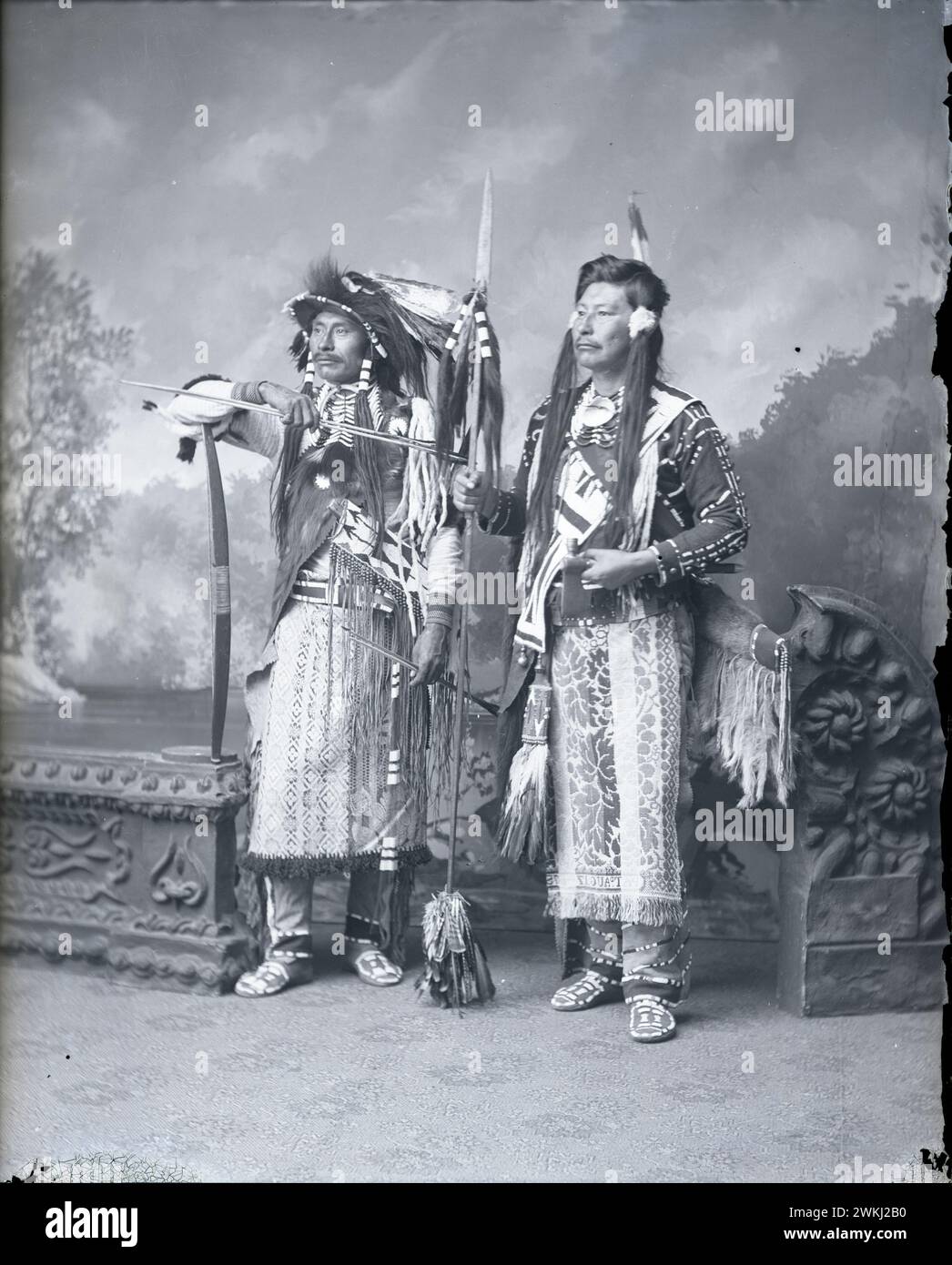 Due giovani uomini in abito tradizionale. Fotografie di nativi americani, principalmente sul Columbia River Plateau, nel Pacifico nord-occidentale, all'inizio degli anni '1900 Foto Stock