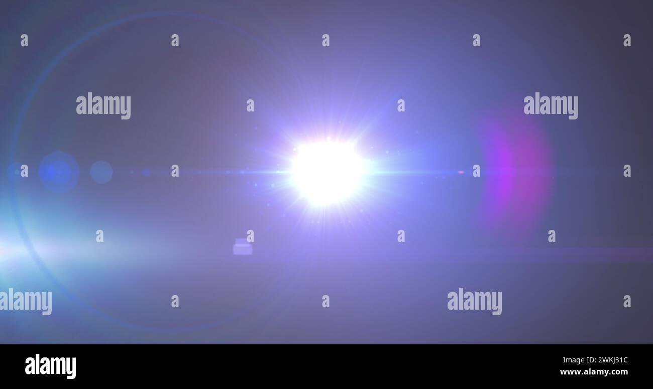 Immagine del faretto con lente svasata e fasci di luce che si muovono su sfondo scuro Foto Stock