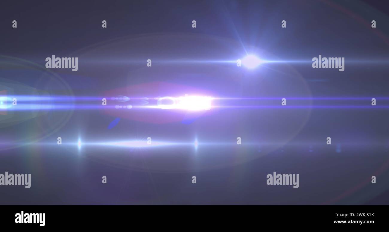 Immagine dei fasci di luce che si muovono su sfondo scuro Foto Stock