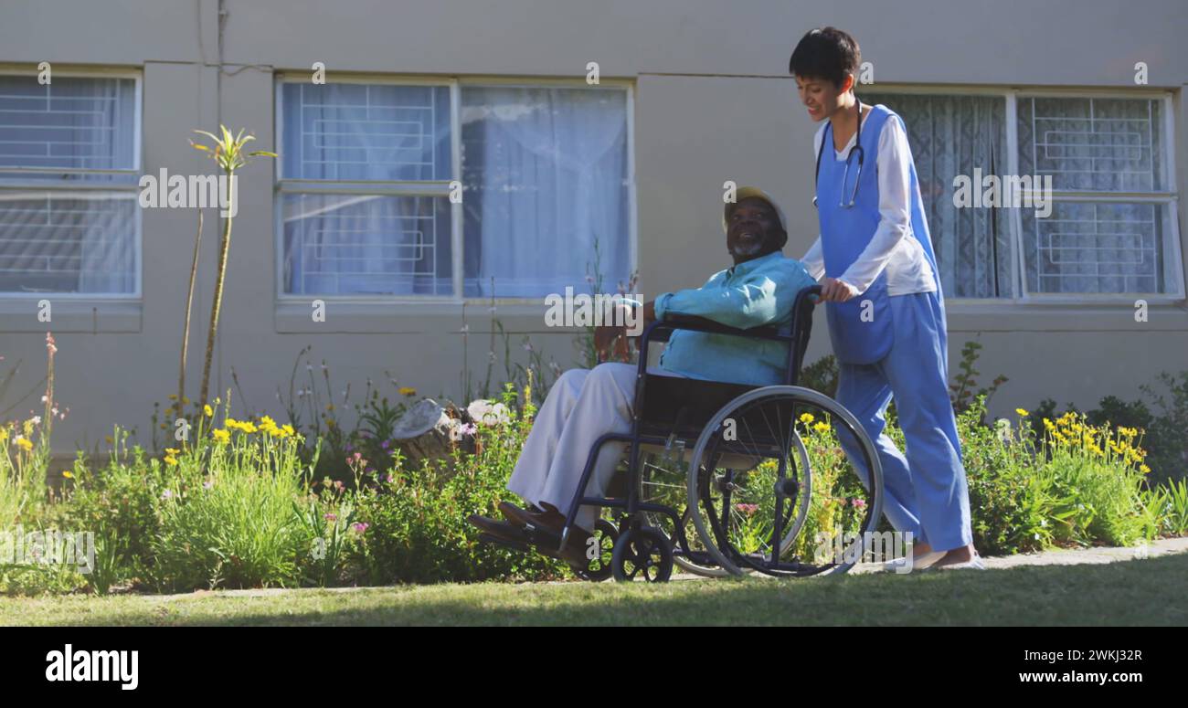 Immagine della luce che si muove sopra una donna infermiera che spinge senior in sedia a rotelle Foto Stock