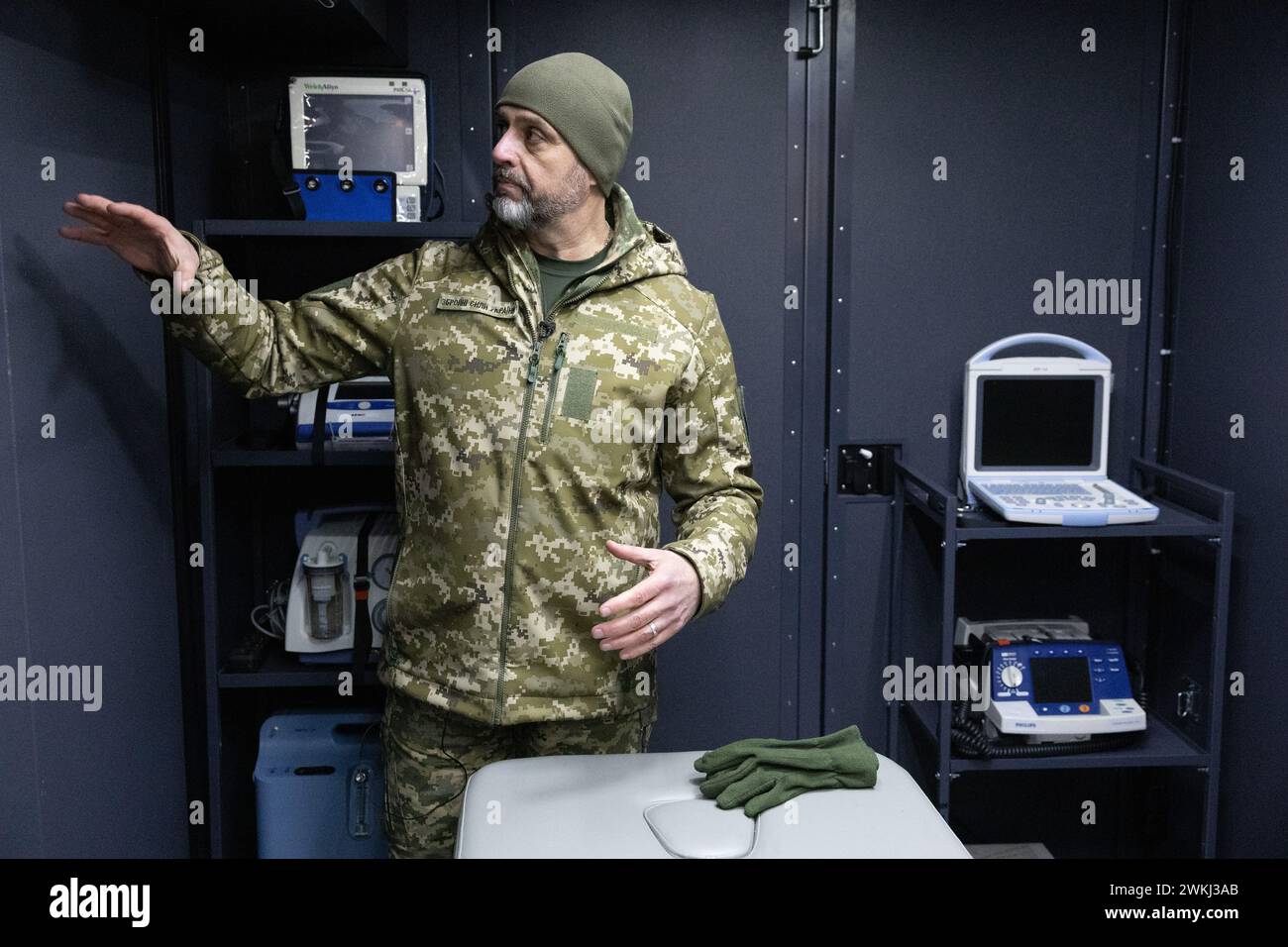 Kiev, Ucraina. 19 febbraio 2024. Un medico militare mostra ai giornalisti un nuovo centro mobile di stabilizzazione per stabilizzare le condizioni dei soldati ucraini gravemente feriti prima di inviarli agli ospedali nelle principali città più vicine, a Kiev. (Foto di Oleksii Chumachenko/SOPA Images/Sipa USA) credito: SIPA USA/Alamy Live News Foto Stock