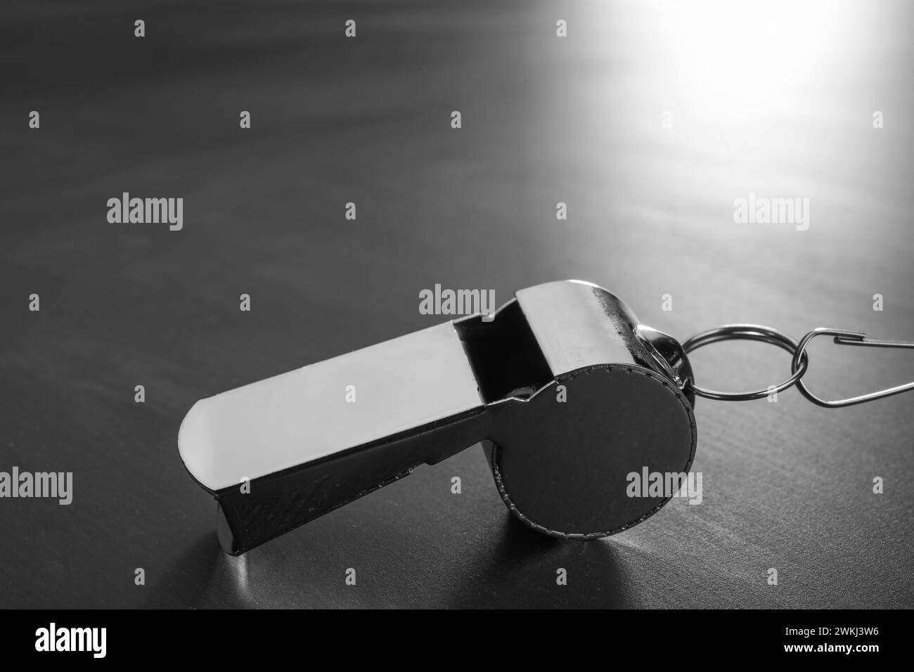 Attrezzatura per arbitri. Fischio metallico su tavola grigia, primo piano e spazio per il testo Foto Stock