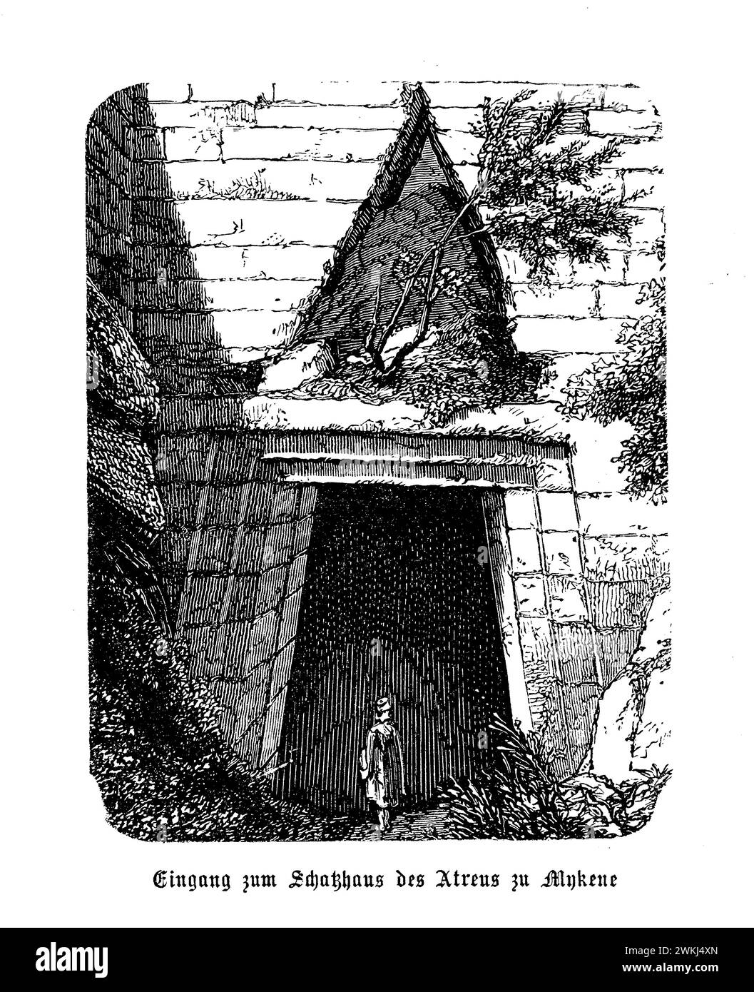 Il Tesoro di Atreo, situato nell'antica città di Micene, è uno splendido esempio di architettura e ingegneria micenea. Questa tomba a tholos, risalente all'età del bronzo, è famosa per la sua grandiosa cupola, che è stata la più grande al mondo per molti secoli. L'ingresso alla tomba è segnato da una magnifica porta, incorniciata da massicci architravi in pietra e coronata da un triangolo in rilievo, un'innovazione architettonica per sopportare il peso della struttura. Le pietre tagliate meticolosamente e la precisione del loro assemblaggio mettono in risalto le avanzate capacità tecnologiche dei micenei. Foto Stock