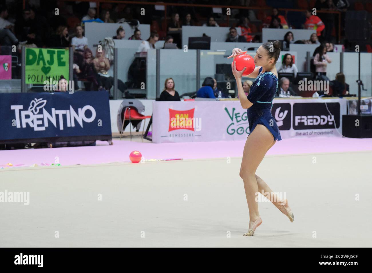 Chieti, Italia. 17 febbraio 2024. Nicole Baldoni della squadra Pontevecchio Bologna gareggia con il pallone al primo turno della stagione regolare dell'IT Foto Stock