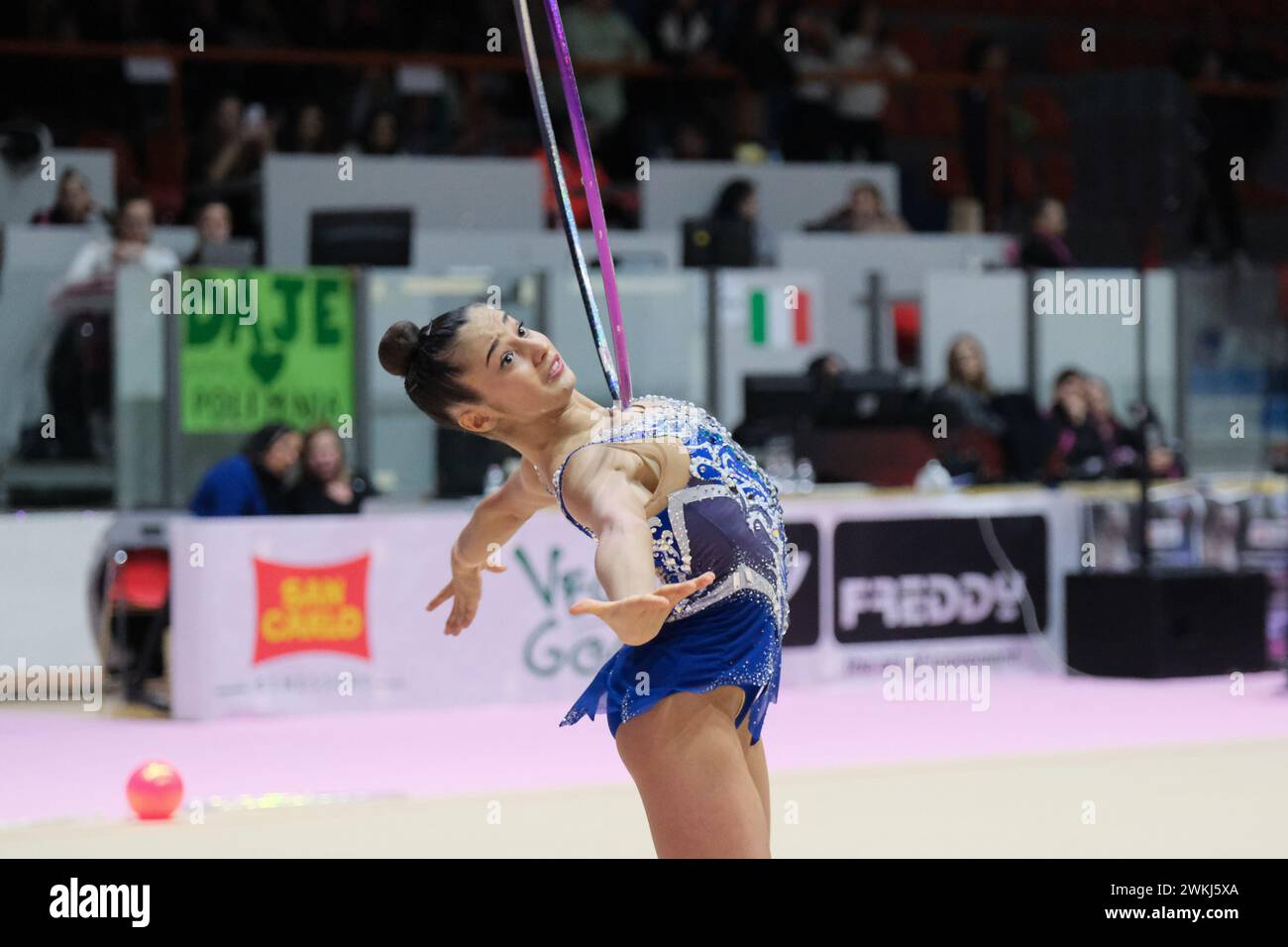 Chieti, Italia. 17 febbraio 2024. Viola Sella del team forza e Coraggio Milano gareggia con il cerchio al primo round della stagione regolare dell'IT Foto Stock