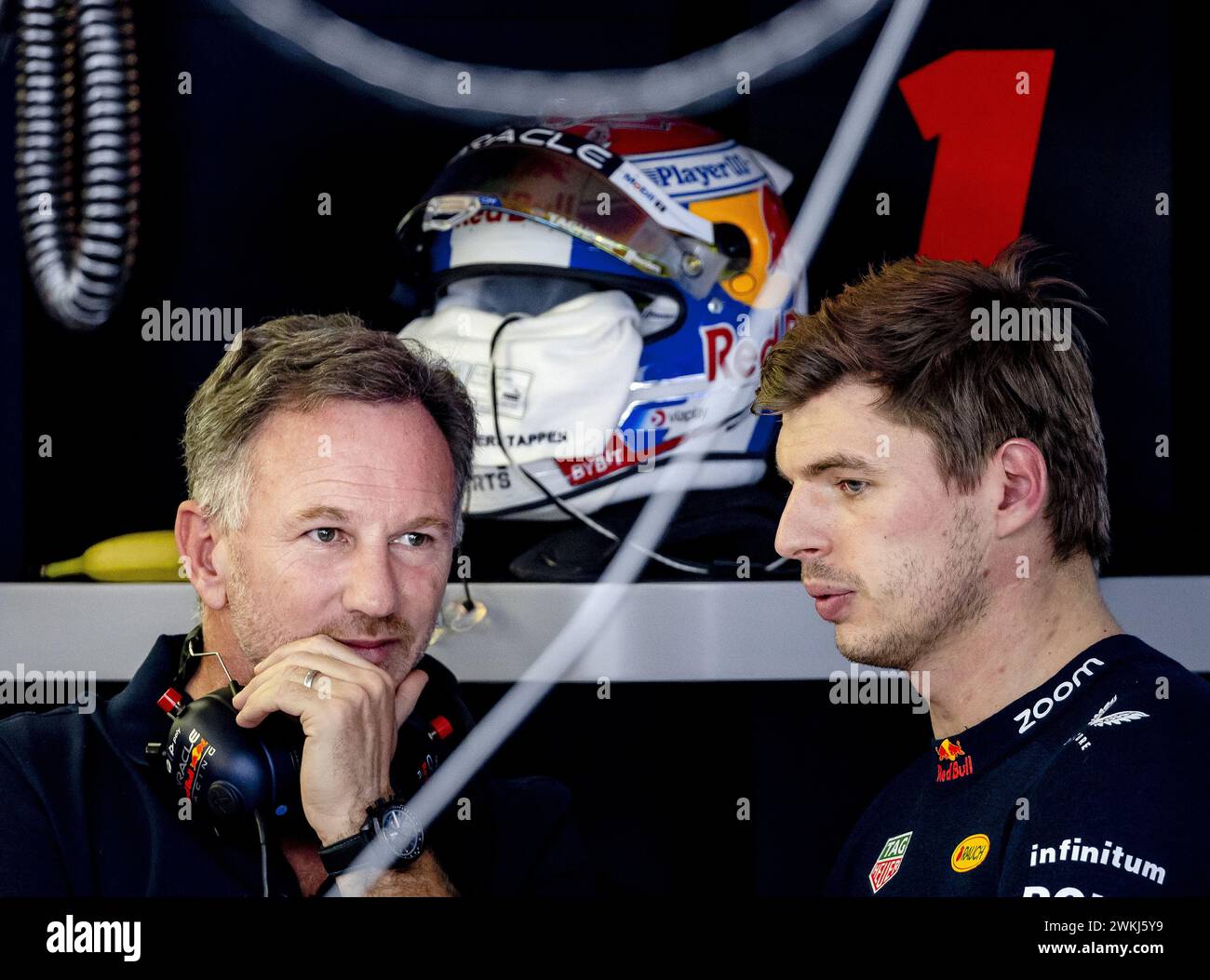 BAHRAIN - Team boss Christian Horner e Max Verstappen (Red Bull Racing) durante la prima giornata di test sul circuito Internazionale del Bahrain Sakhir prima dell'inizio della stagione di Formula 1. ANP REMKO DE WAAL credito: ANP/Alamy Live News Foto Stock