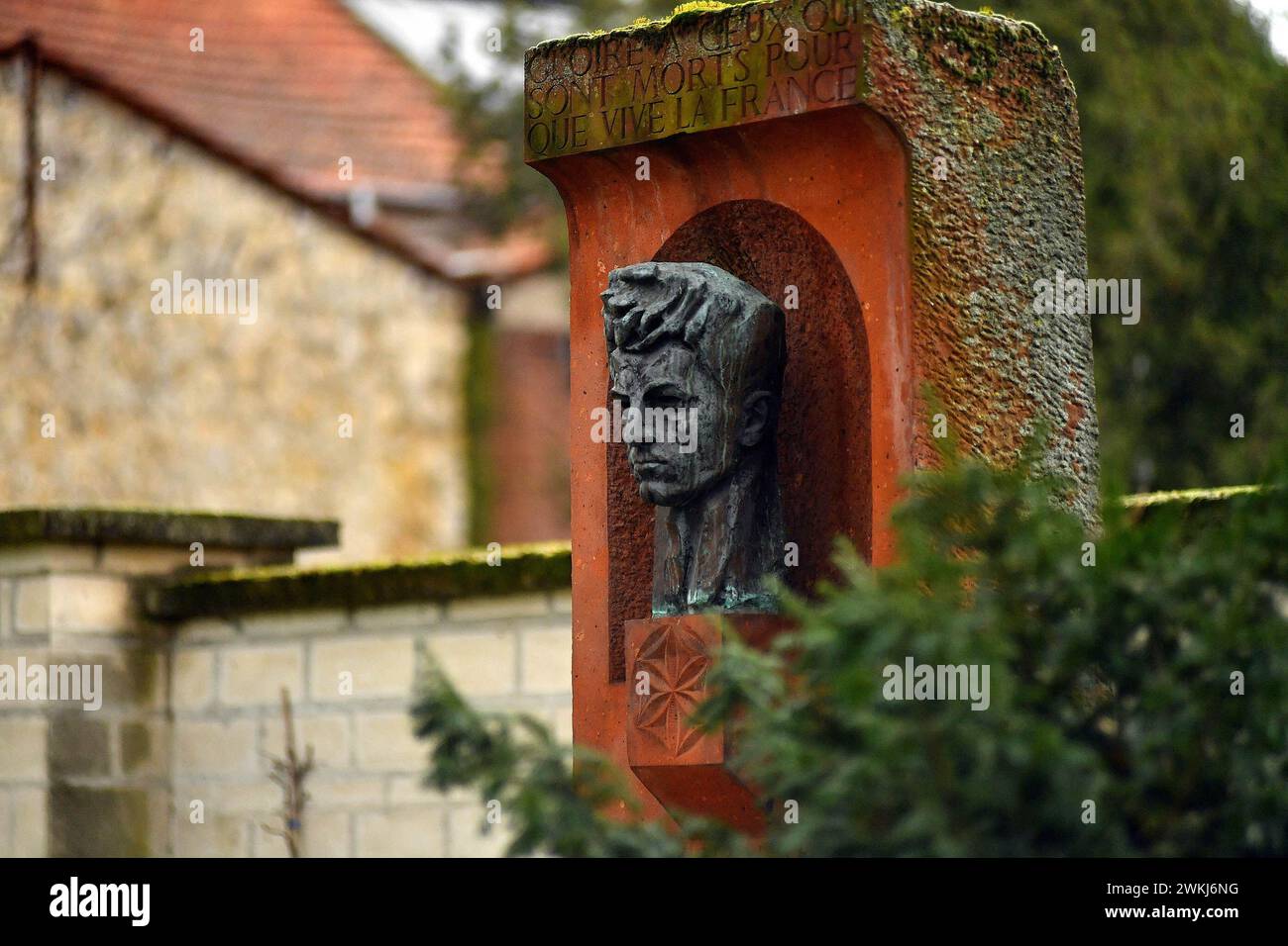 Ivry Sur Seine, Francia. 20 febbraio 2024. Tomba di Missak e Melinee Mannoukian a Ivry sur Seine, Francia, il 20 febbraio 2024, alla vigilia dell'ingresso nel Pantheon di Missak e Melinee Manouchian, sua moglie. Missak Manouchian, un worke di resistenza immigrata armena, fu ucciso dai tedeschi il 21 febbraio 1944 a Mont-Valerien a Suresnes insieme alla maggior parte dei suoi compagni e altri combattenti della resistenza. Foto di Karim Ait Adjejdou/ABACAPRESS.COM credito: Abaca Press/Alamy Live News Foto Stock