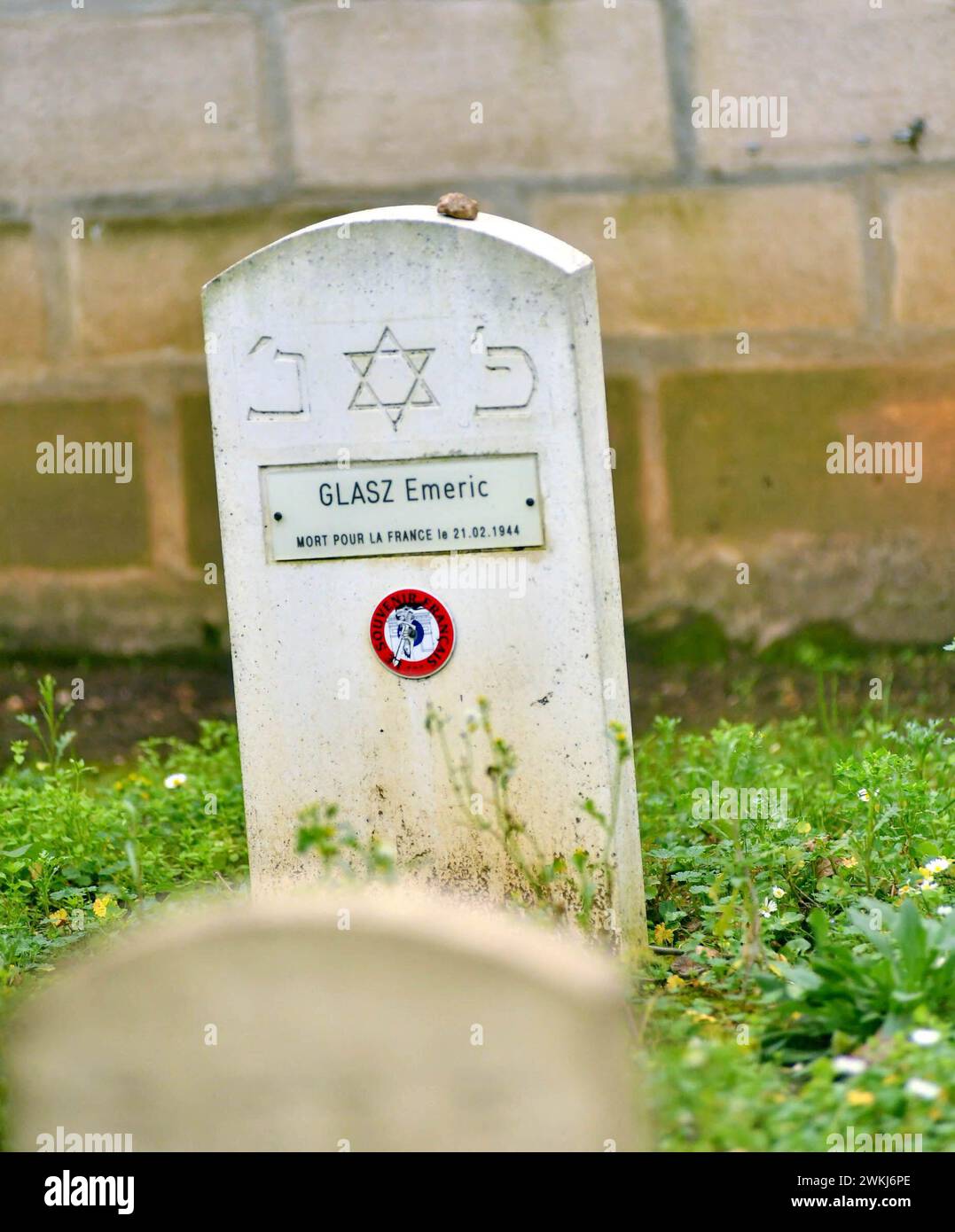 Ivry Sur Seine, Francia. 20 febbraio 2024. Tomba di Missak e Melinee Mannoukian a Ivry sur Seine, Francia, il 20 febbraio 2024, alla vigilia dell'ingresso nel Pantheon di Missak e Melinee Manouchian, sua moglie. Missak Manouchian, un worke di resistenza immigrata armena, fu ucciso dai tedeschi il 21 febbraio 1944 a Mont-Valerien a Suresnes insieme alla maggior parte dei suoi compagni e altri combattenti della resistenza. Foto di Karim Ait Adjejdou/ABACAPRESS.COM credito: Abaca Press/Alamy Live News Foto Stock