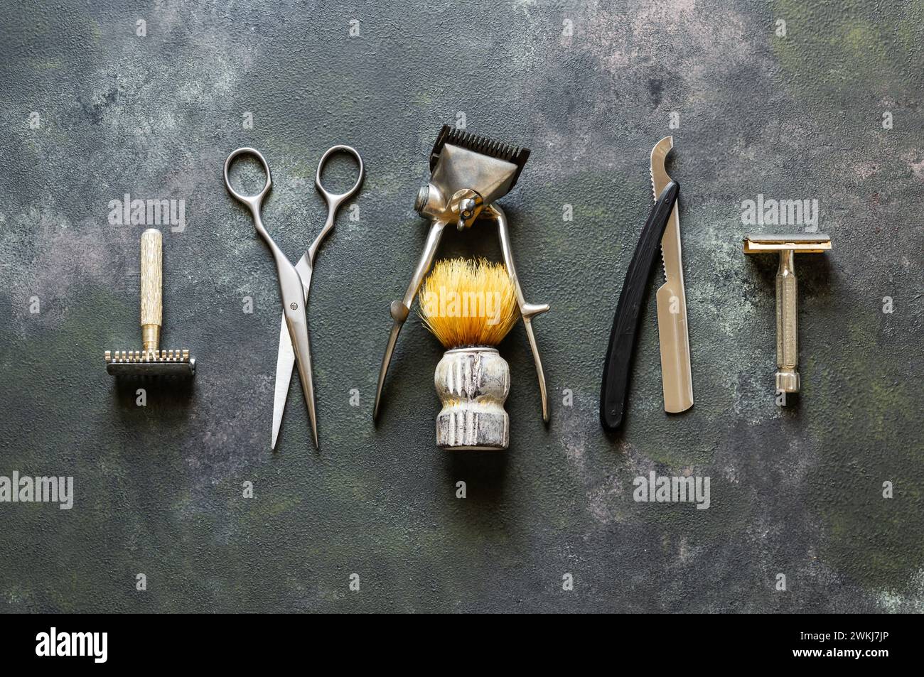 Barbiere d'epoca, accessori per capelli e barba per l'uomo, vecchia macchina da barba, forbici, vecchio rasoio, poster barbiere nostalgia Foto Stock