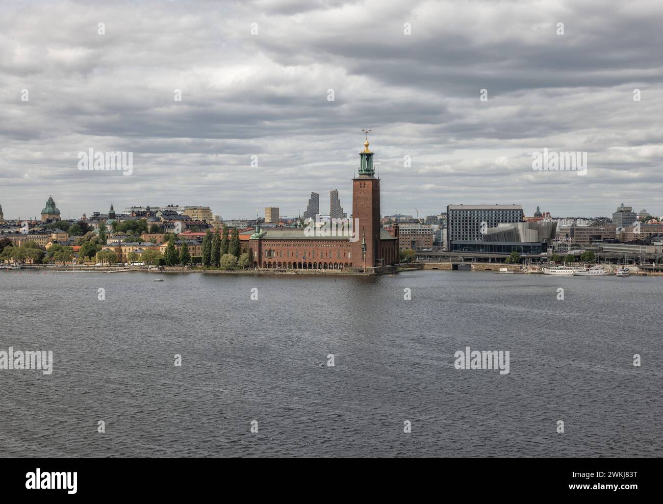 Skyline di Stoccolma con il Municipio, Stadshuset di Ragnar Östberg in nuovo stile romantico al centro di Kungsholmen con il lago Riddarfjärden Foto Stock