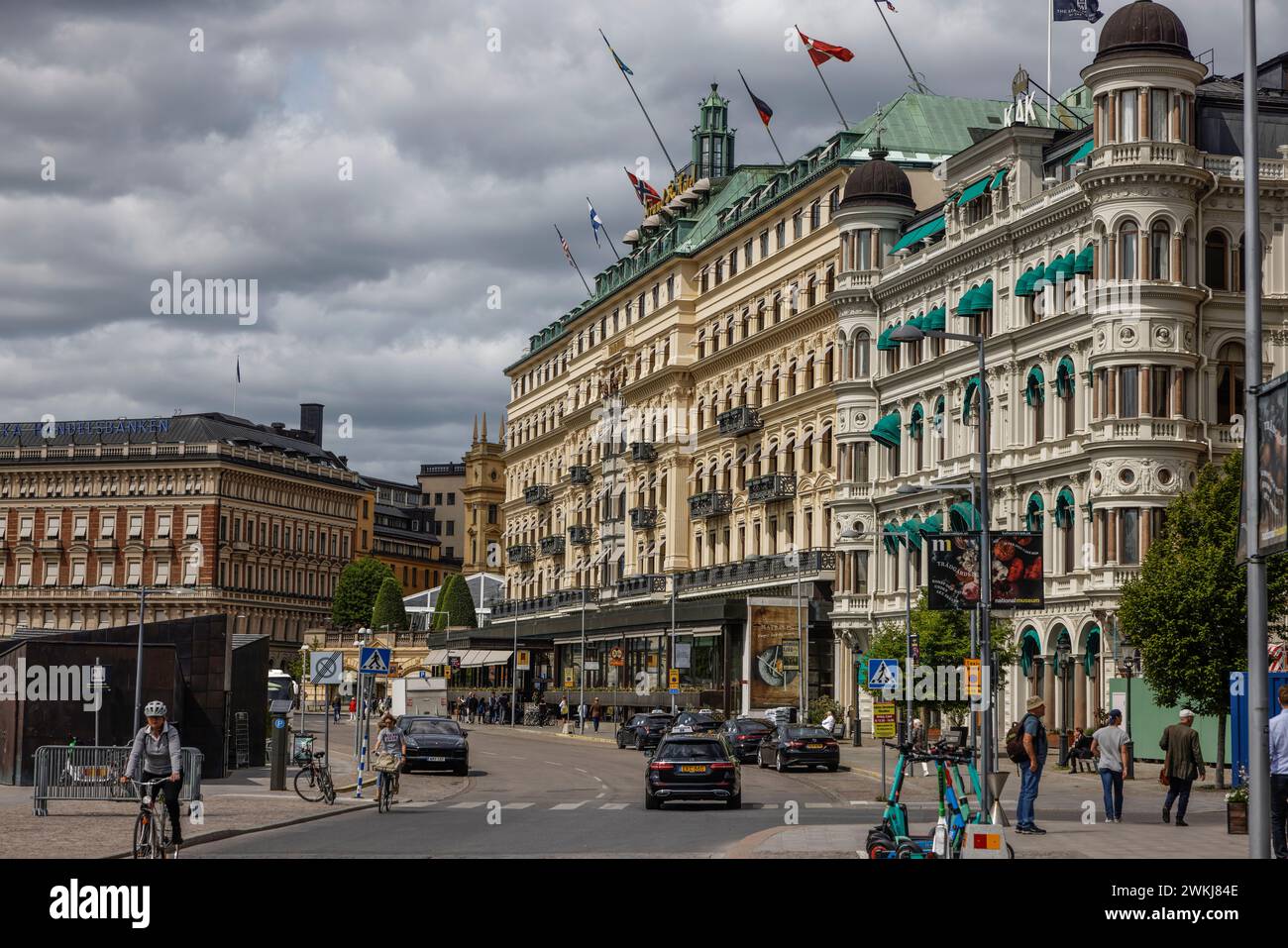 Traghetti per l'arcipelago di Strömkajenat da Södra Blaiseholmshamnen con il Grand Hotel dietro Blasieholmen. Norrmalm, Stoccolma. Foto Stock