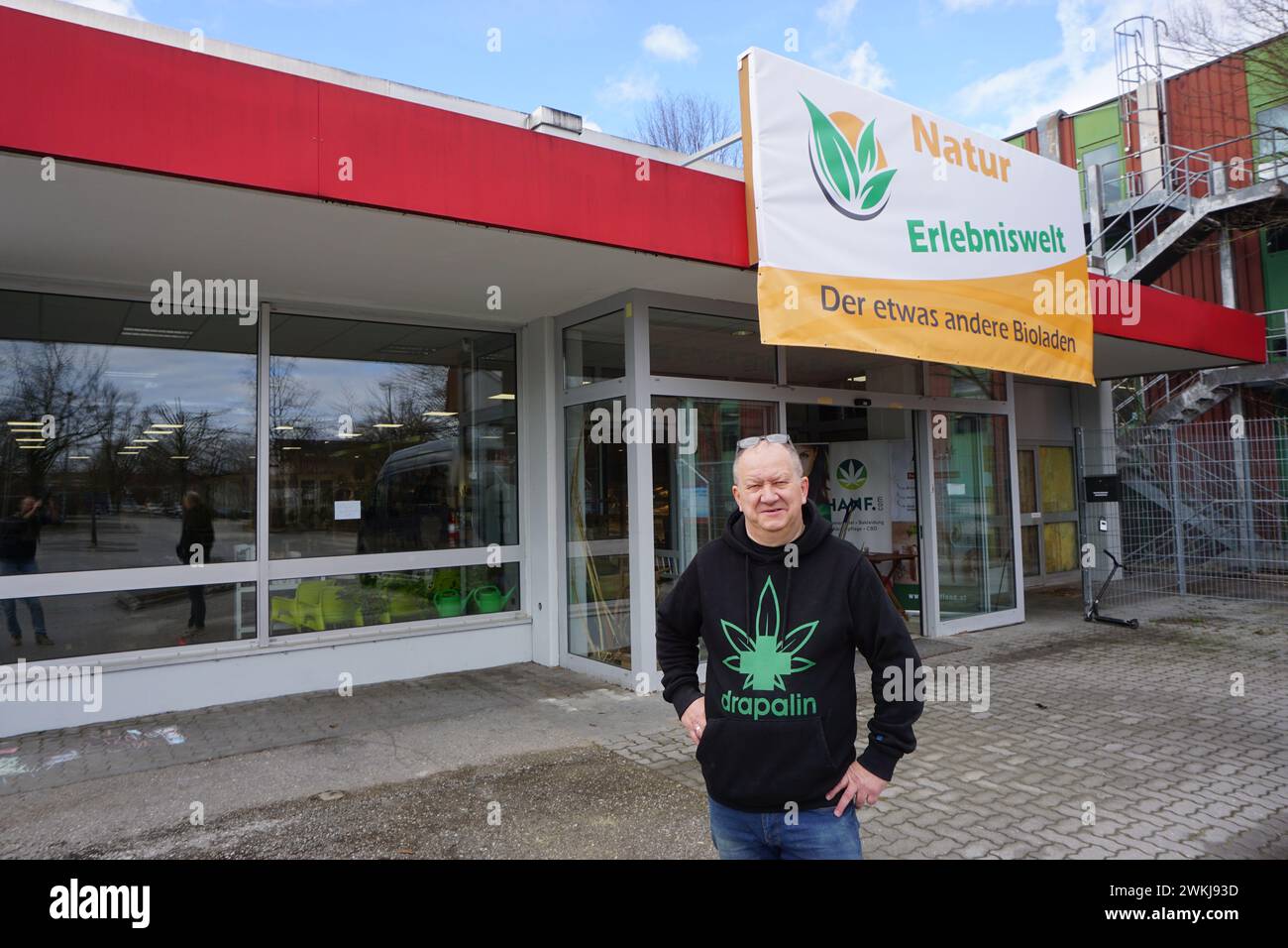 Wenzel Vaclav Cerveny, che i media tedeschi chiamano "il re della cannabis", sta preparando un club di coltivazione ad Aschheim vicino Monaco grazie alla prevista legalizzazione della marijuana, su una foto del 19 febbraio 2024. Sta anche aprendo un grande negozio di cannabis lì, che funzionerà come un mondo di esperienza. Cerveny, nato a due anni da Klatovy, venuto in Baviera con i suoi genitori dopo l'invasione sovietica del 1968, attende con ansia la forma in cui la legge sulla legalizzazione sarà approvata dai membri del Bundestag. Potrebbe arrivare chiarezza questo venerdì. (Foto CTK/Ales Zapotocky) Foto Stock