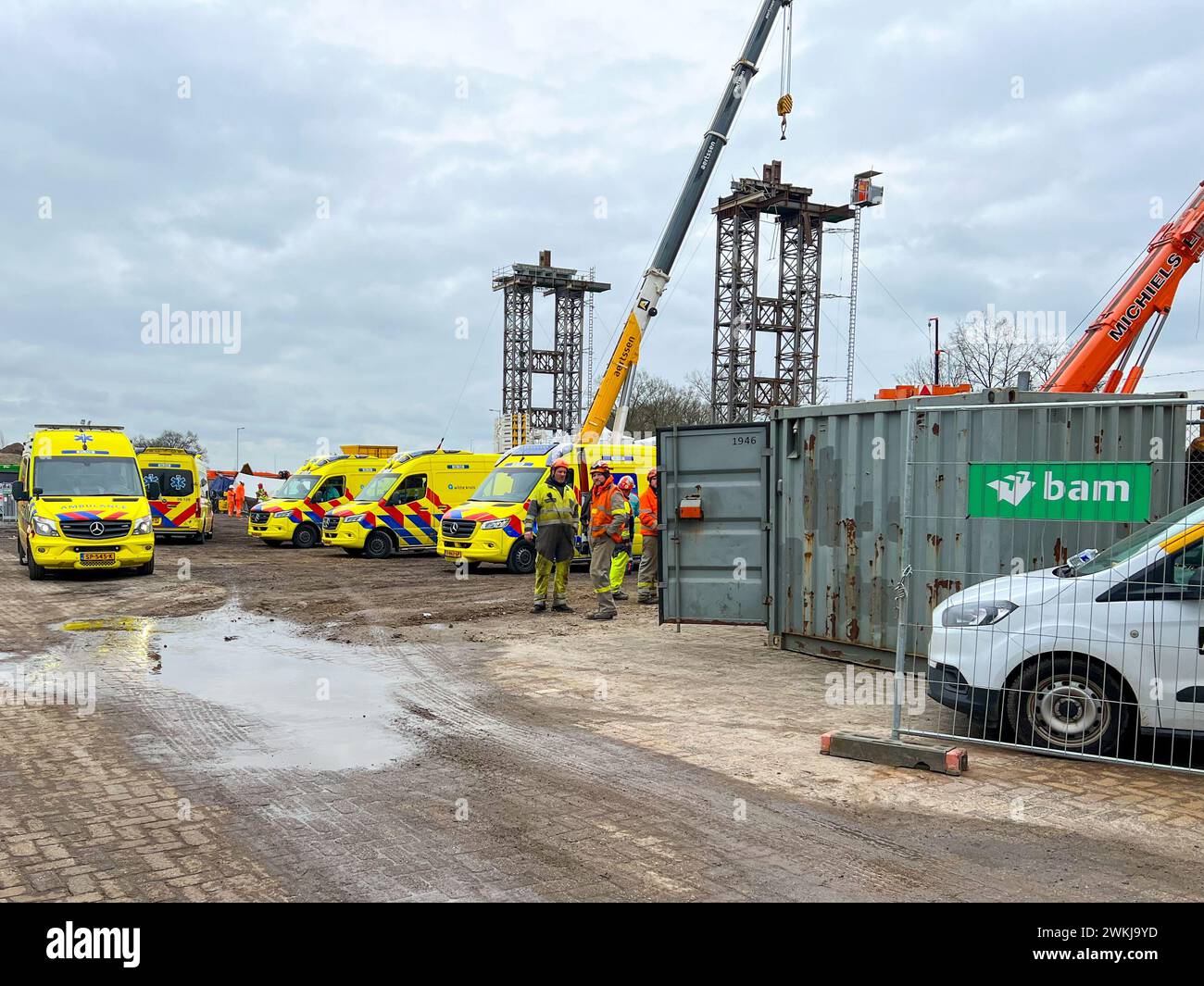 LOCHEM - parte di un ponte in costruzione sul Goorseweg è crollato. Quattro persone sono rimaste ferite, tre delle quali sono rimaste gravemente ferite. ANP Luciano de count netherlands Out - belgio Out Foto Stock