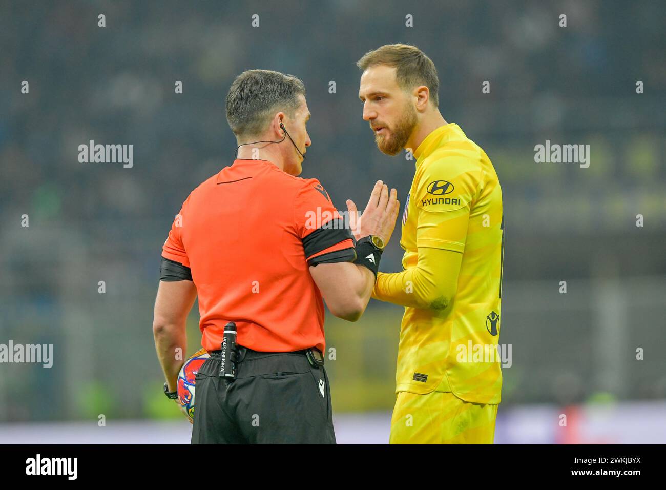 Milano, Italia. 20 febbraio 2024. L'arbitro Istvan Kovacs visto con il portiere Jan Oblak (13) dell'Atletico Madrid durante la partita di UEFA Champions League tra Inter e Atletico Madrid al Giuseppe Meazza di Milano. (Photo Credit: Gonzales Photo/Alamy Live News Foto Stock