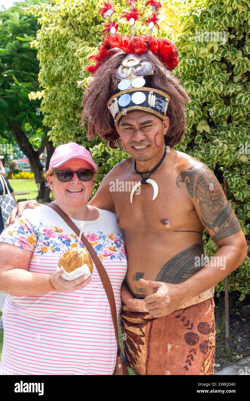 Turista con ballerino tribale maschile, Samoa Cultural Village, Beach Road, Apia, Isola di Upolu, Samoa Foto Stock