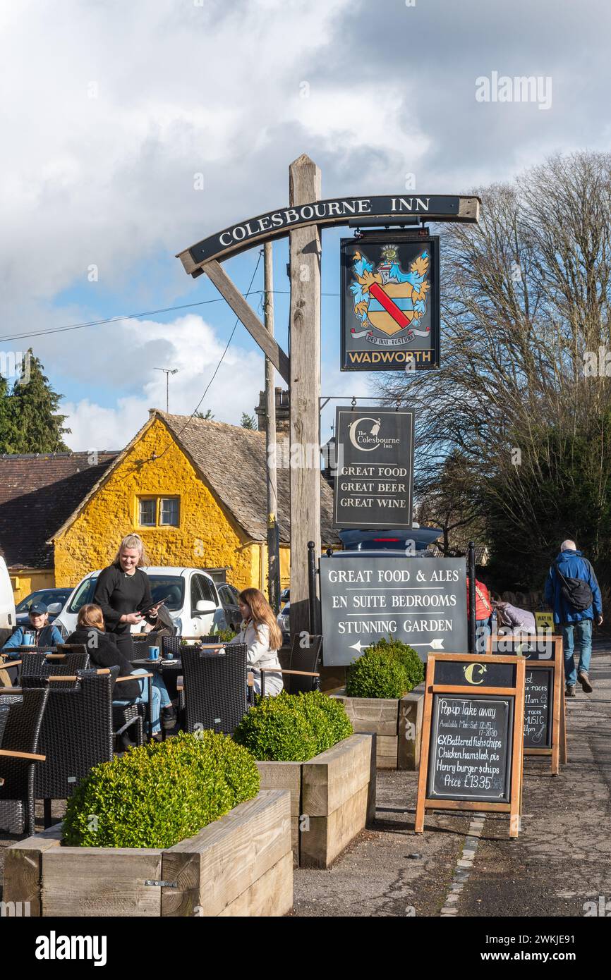 Colesbourne Inn pub e ristorante nel villaggio cotswolds di Colesbourne, Gloucestershire, Inghilterra, Regno Unito Foto Stock