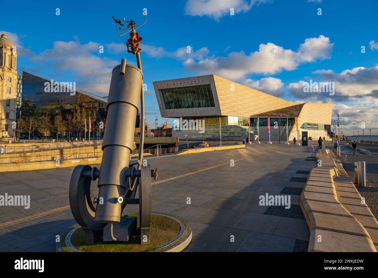 Il lungomare e il Liverpool Museum presso il Pierhead Liverpool Merseyside Foto Stock