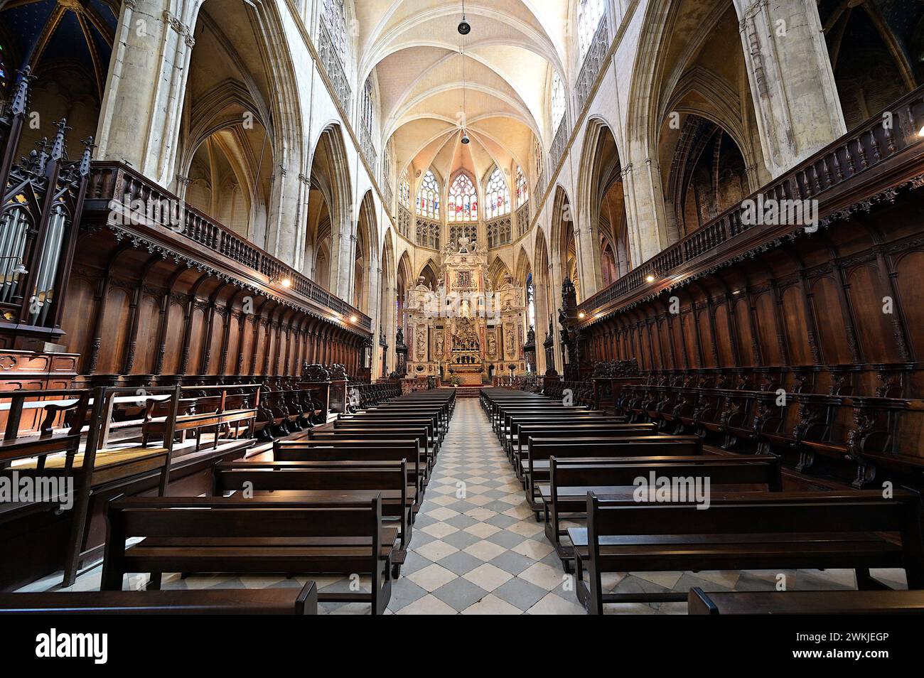 Vista delle bancarelle del coro gotico nella cattedrale di Santo Stefano (Etienne) rivolte a est verso l'abside e l'altare principale, Tolosa, Francia Foto Stock