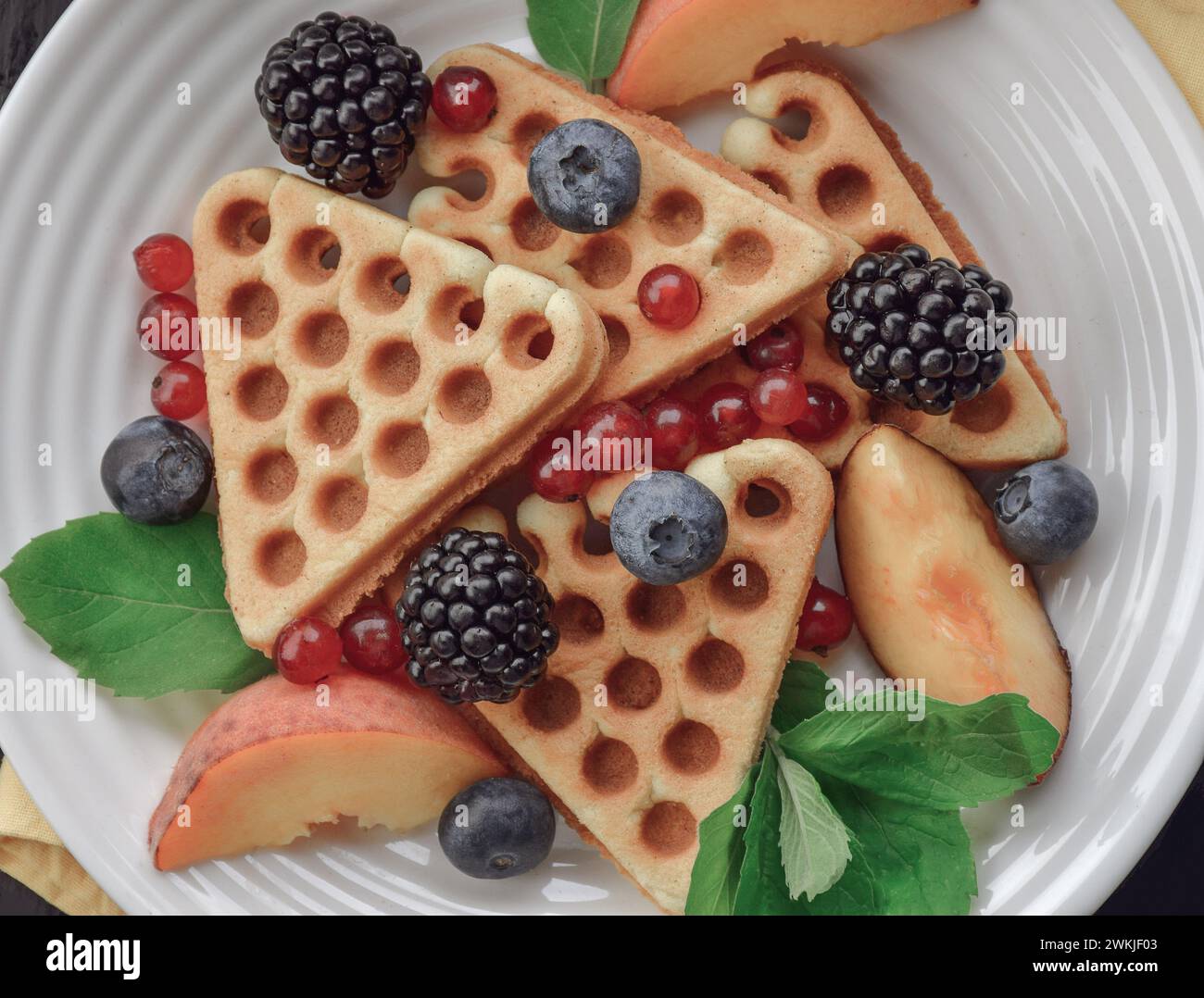 Waffle con mirtilli e fragole. Cibo. Waffle belgi con fragole per la colazione di San Valentino. Waffle con mirtilli e ribes rossi Foto Stock