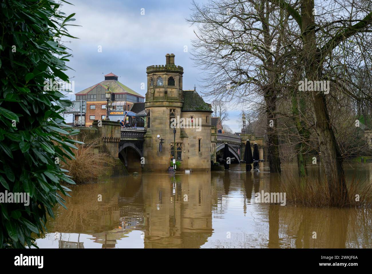 Il fiume Ouse ha fatto esplodere le sue sponde e inondazioni dopo forti piogge (sponda del fiume sotto l'acqua inondata, ristorante sul fiume inondato) - York, North Yorkshire, Inghilterra, Regno Unito. Foto Stock