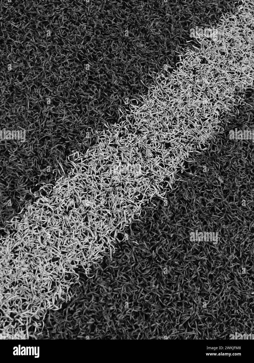 Linea obliqua bianca testurizzata su Una superficie fibrosa nera foto di scorta per sfondi verticali Foto Stock