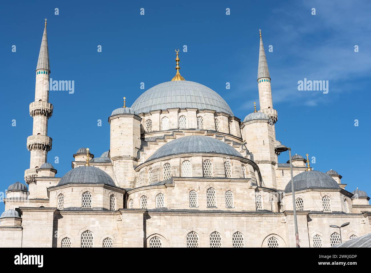 La Moschea Yeni Cami la nuova Moschea di Istanbul, Turchia. Cupole della moschea Yeni Cami in una giornata di sole. Foto di viaggio, spazio per copiare il testo Foto Stock