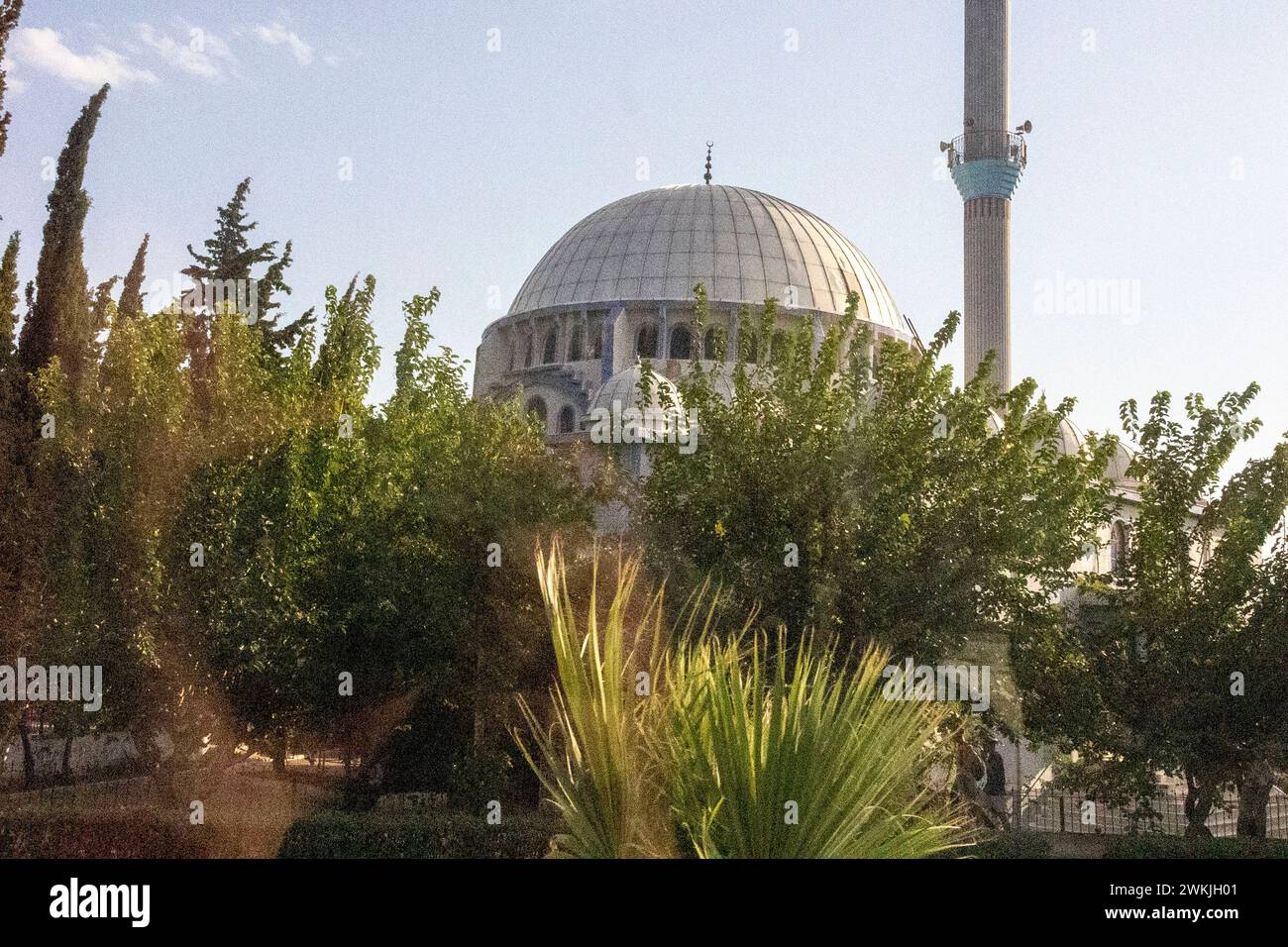 Moschea cittadina dietro il verde della città di Türkiye Foto Stock