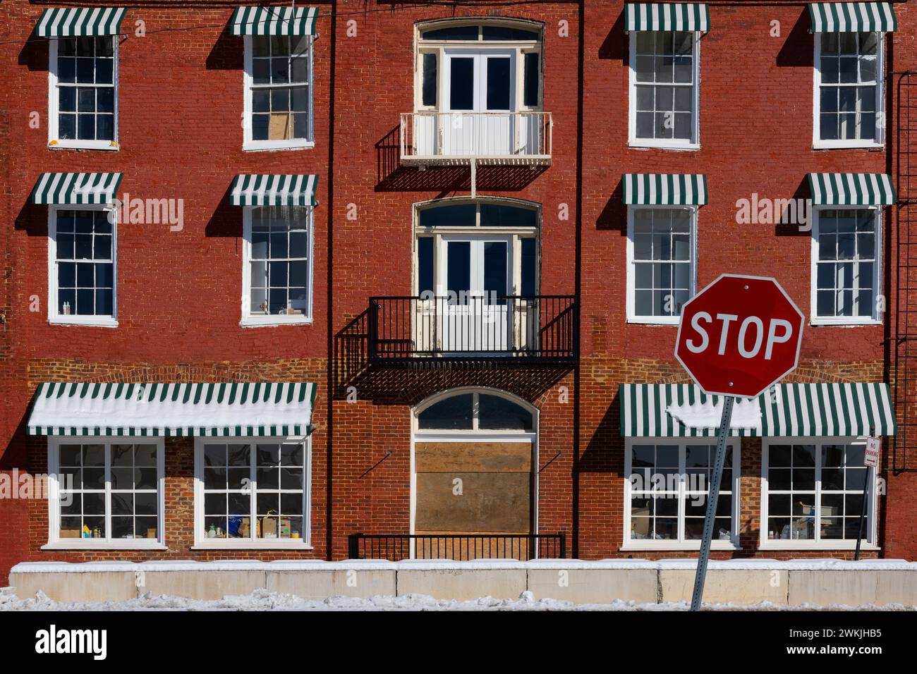 Abingdon, Virginia, USA - 21 gennaio 2024: Primo piano di un vecchio edificio in mattoni vicino ai binari della ferrovia. Foto Stock