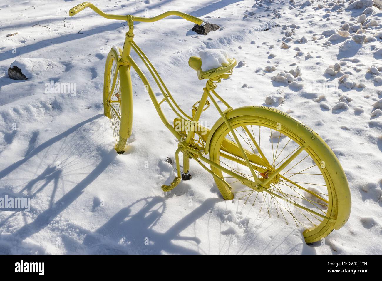 Abingdon, Virginia, USA - 21 gennaio 2024: Una bicicletta dipinta di giallo si trova all'ingresso del Tweetsee Trail nel centro di Abingdon. Foto Stock