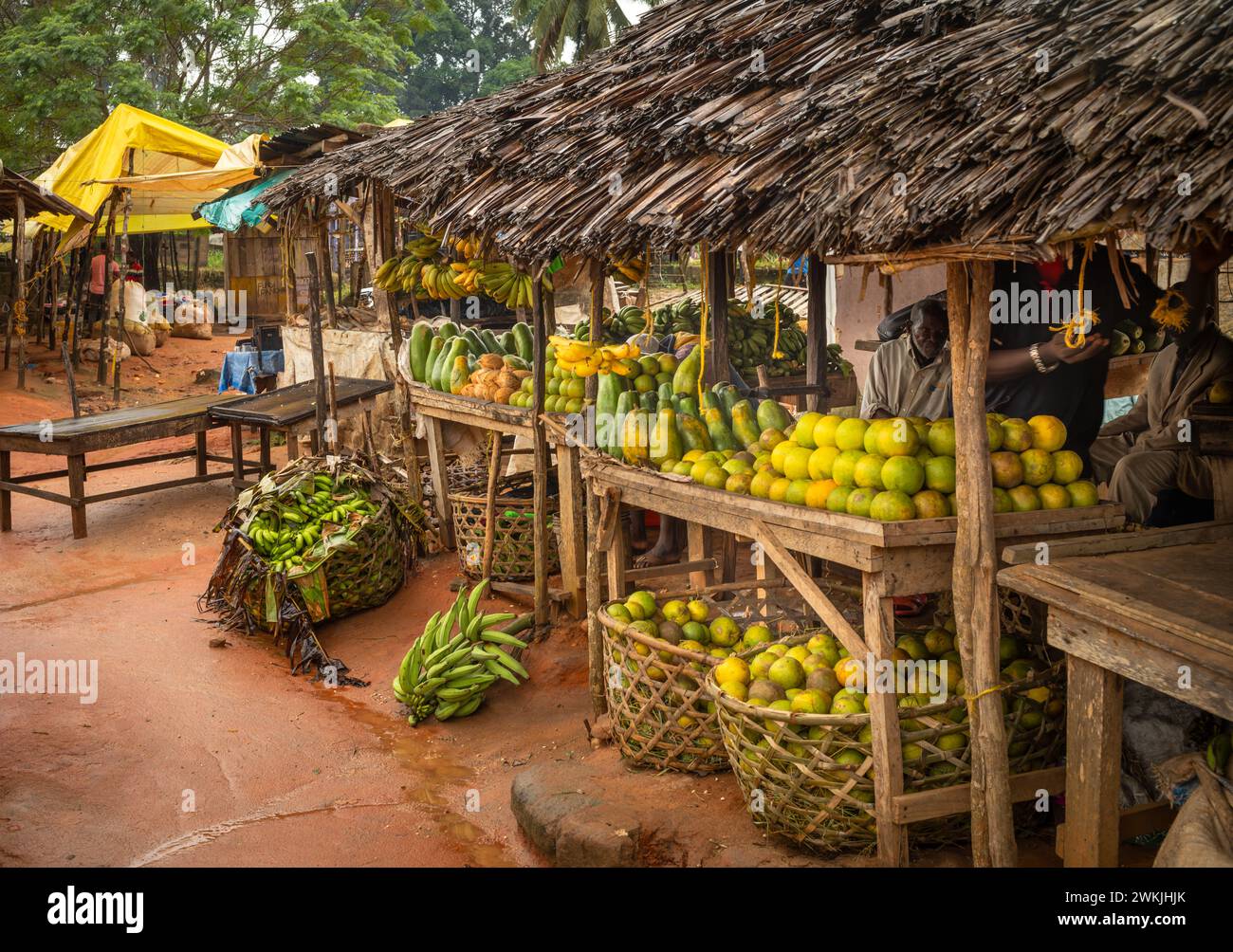 Una stalla che vende frutta al mercato di Msanga, nella Tanzania rurale Foto Stock