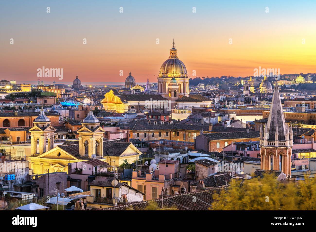 Roma, il paesaggio urbano italiano con edifici storici e cattedrali al tramonto. Foto Stock