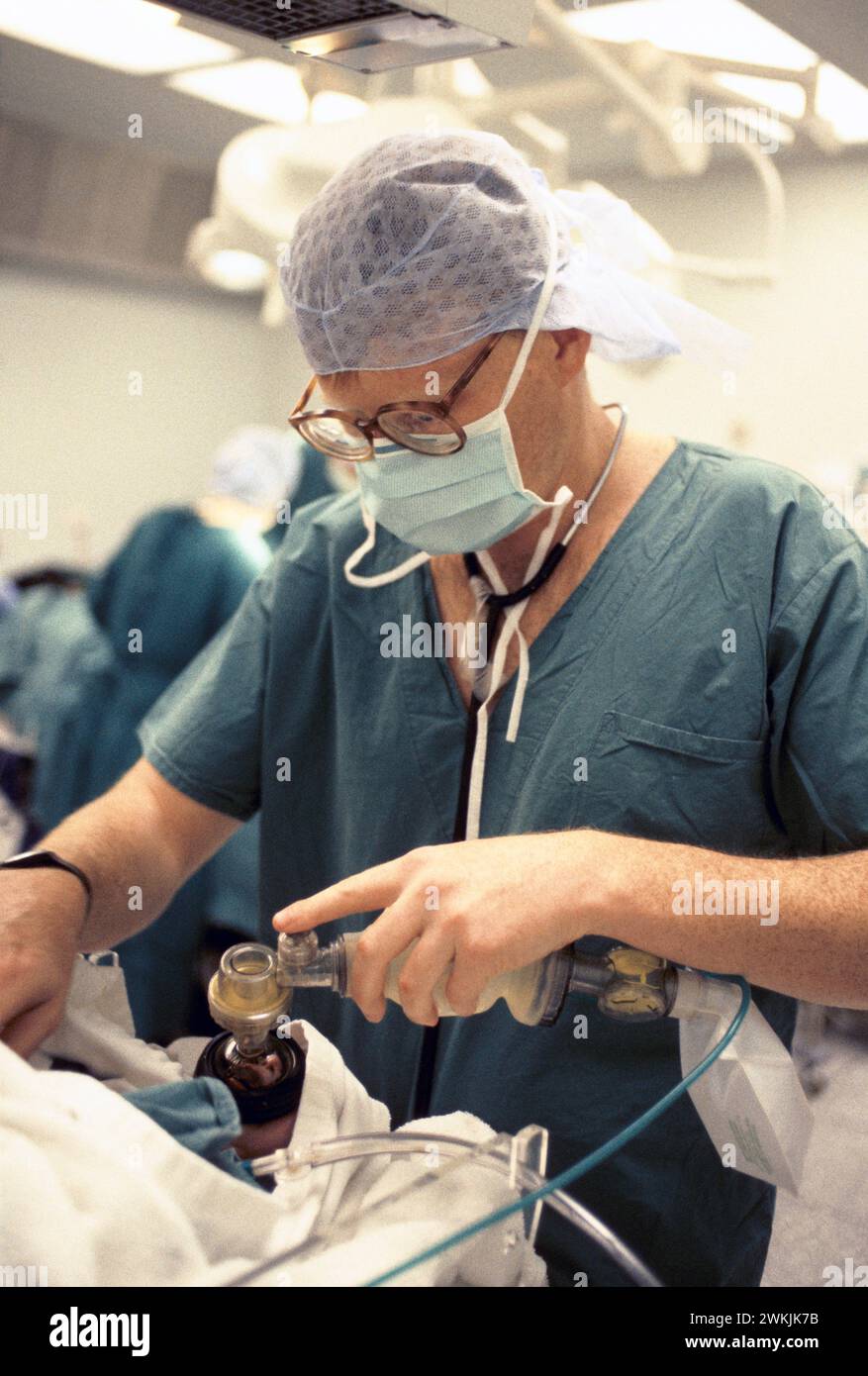 NHS 1980s Dottor Phil Hammond che dà un bambino ossigeno che è appena nato dalla sezione cesarea al Royal United Hospital Bath. Somerset, Inghilterra intorno al 1988. 1980 UK HOMER SYKES Foto Stock