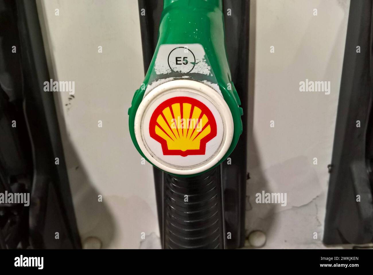 Shell Tankstelle, E5 Benzin, Tank-Zapfsäule bzw Zapfhahn *** stazione di servizio Shell, E5 benzina, pompa di gas o rubinetto del gas Foto Stock