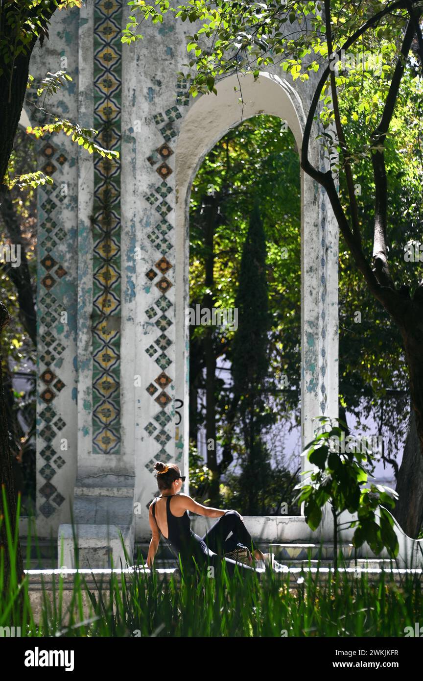 Junge Frau am Tempel am Plaza Popocatepetl, Colonia Condesa, Mexiko Stadt Foto Stock