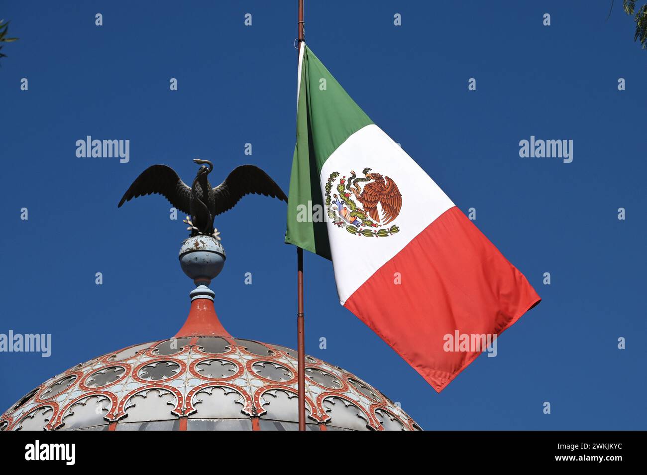 Kuppelbau Kiosco Morisco im Park Alameda mit Mexikanischer Fahne, Colonia Santa Mar’a la Ribera, Mexiko Stadt Foto Stock